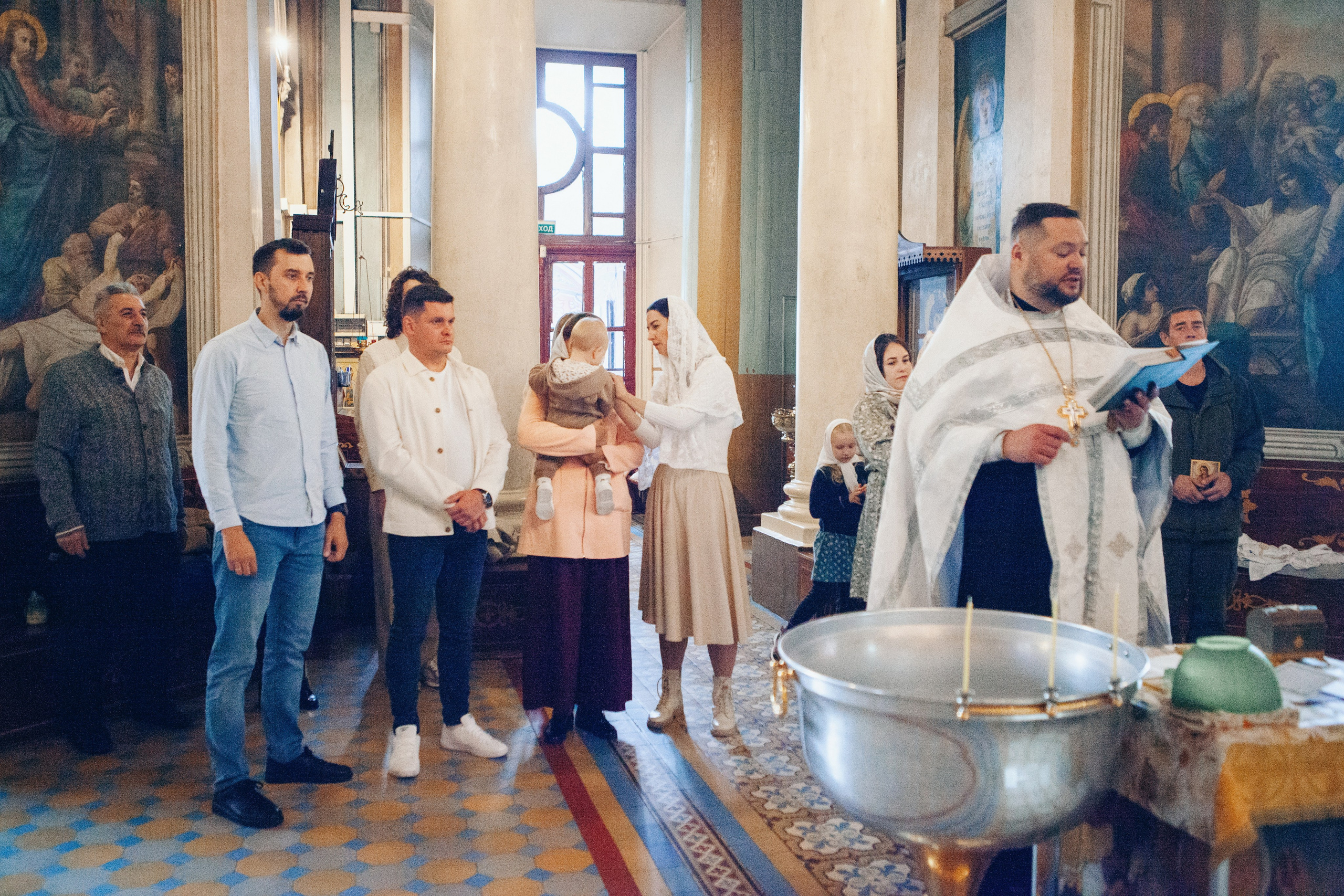 Крещение ребенка в церкви. Фотограф Ольга Ефремова