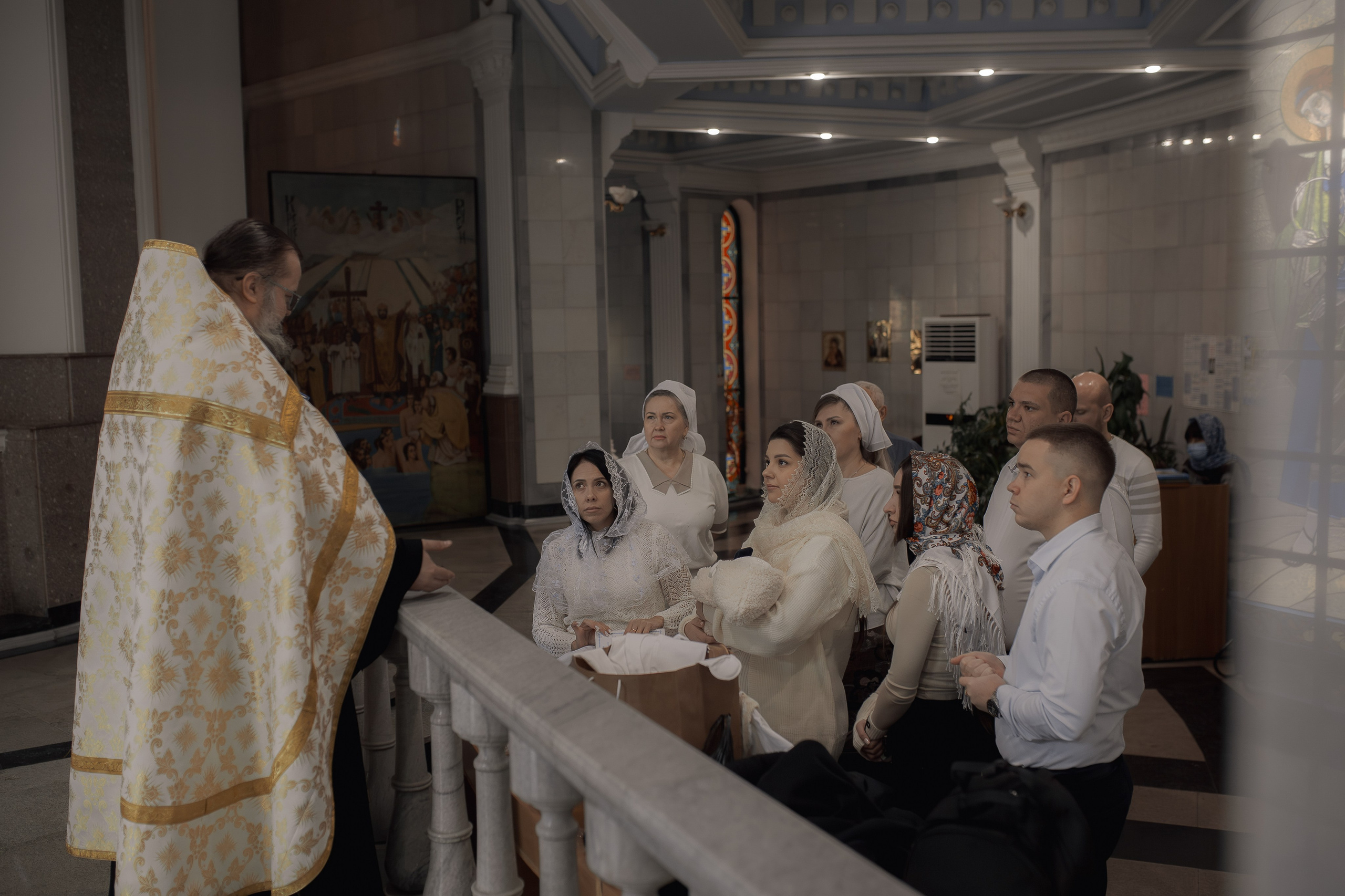 Иеромонах Михаил (Столяров), который проводит согласительные беседы в Ташкенте, напутствует родственников ребенка перед Крещением