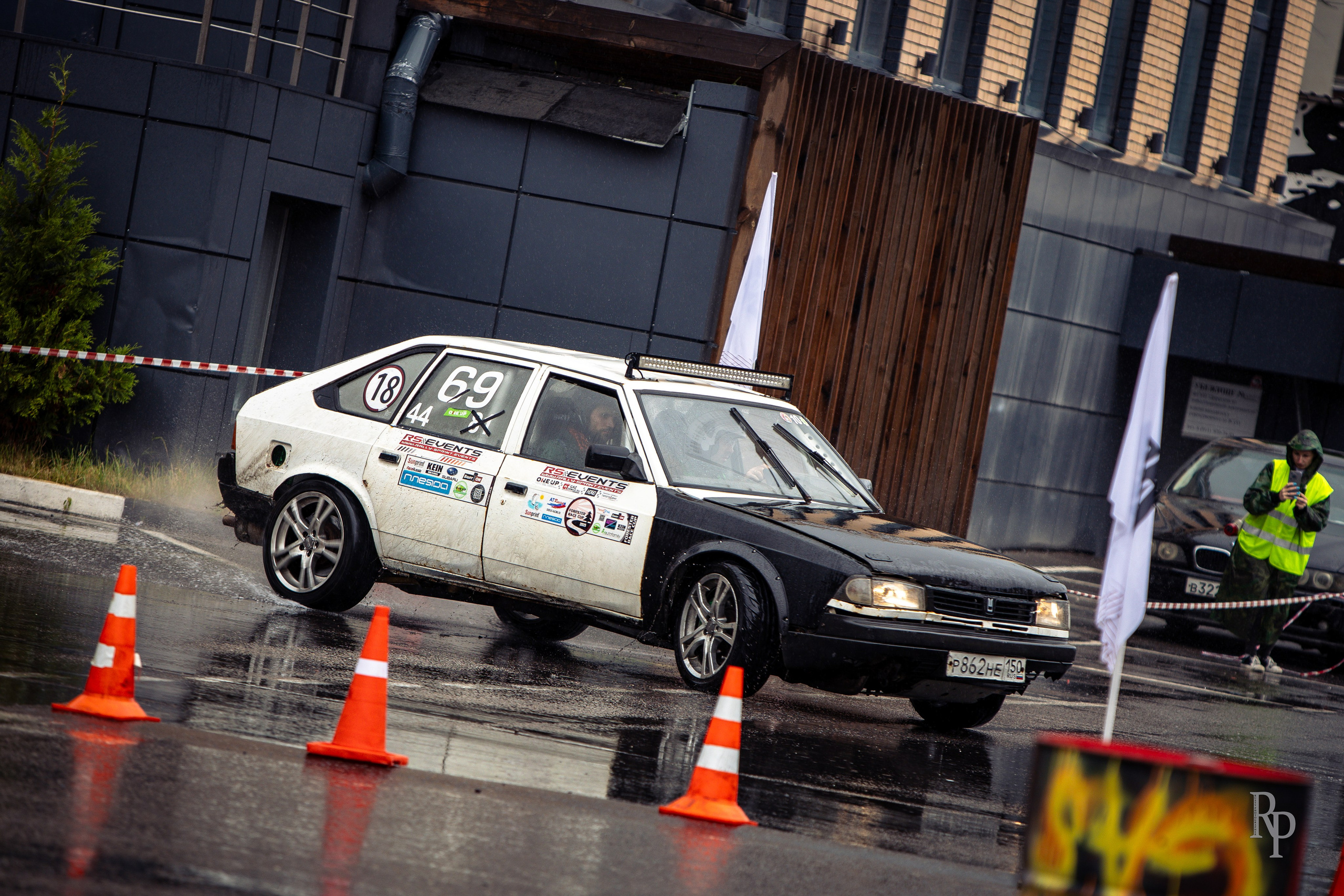 SHOWDOWN. Rusty Photographer