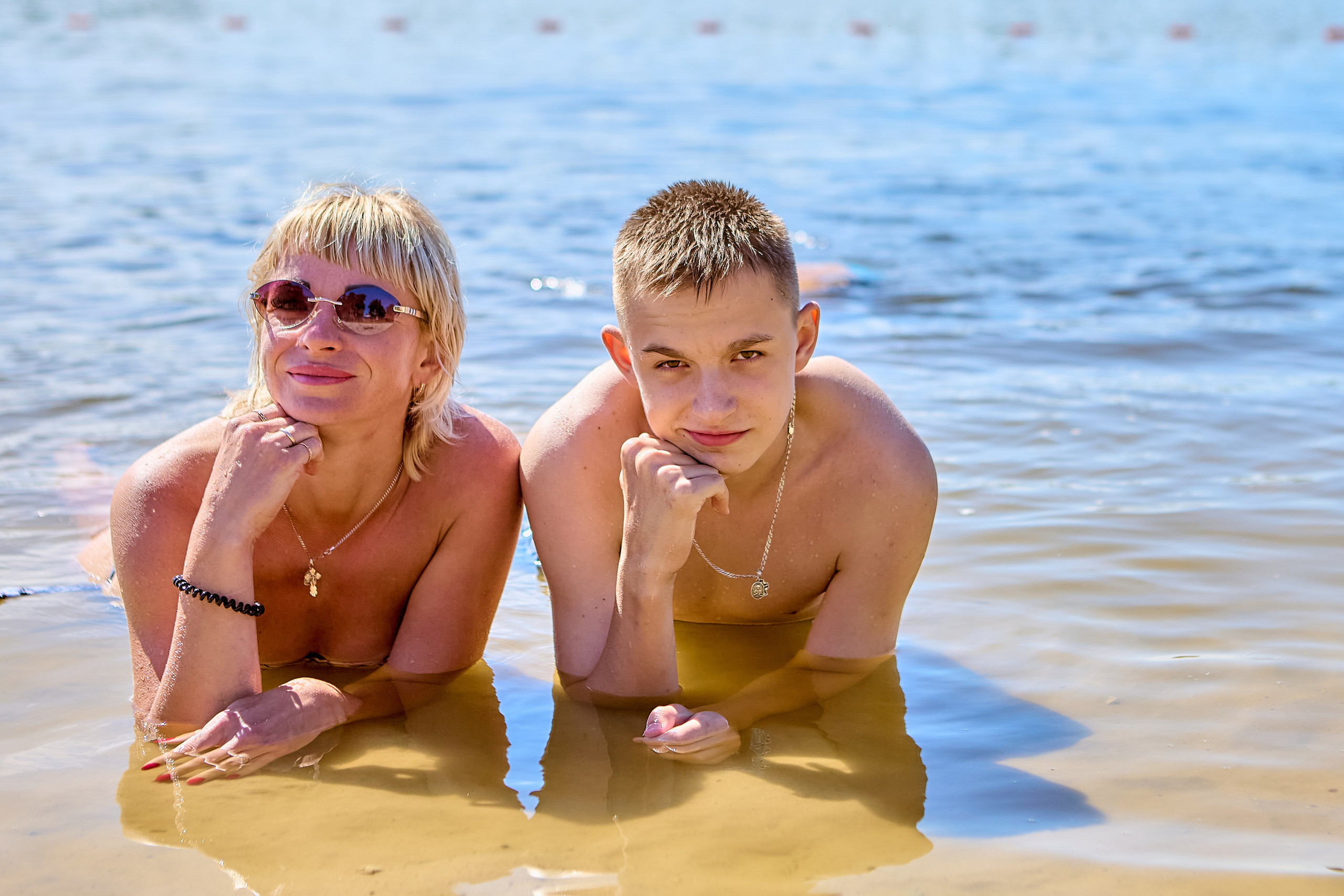 Семейная прогулка летом на озере