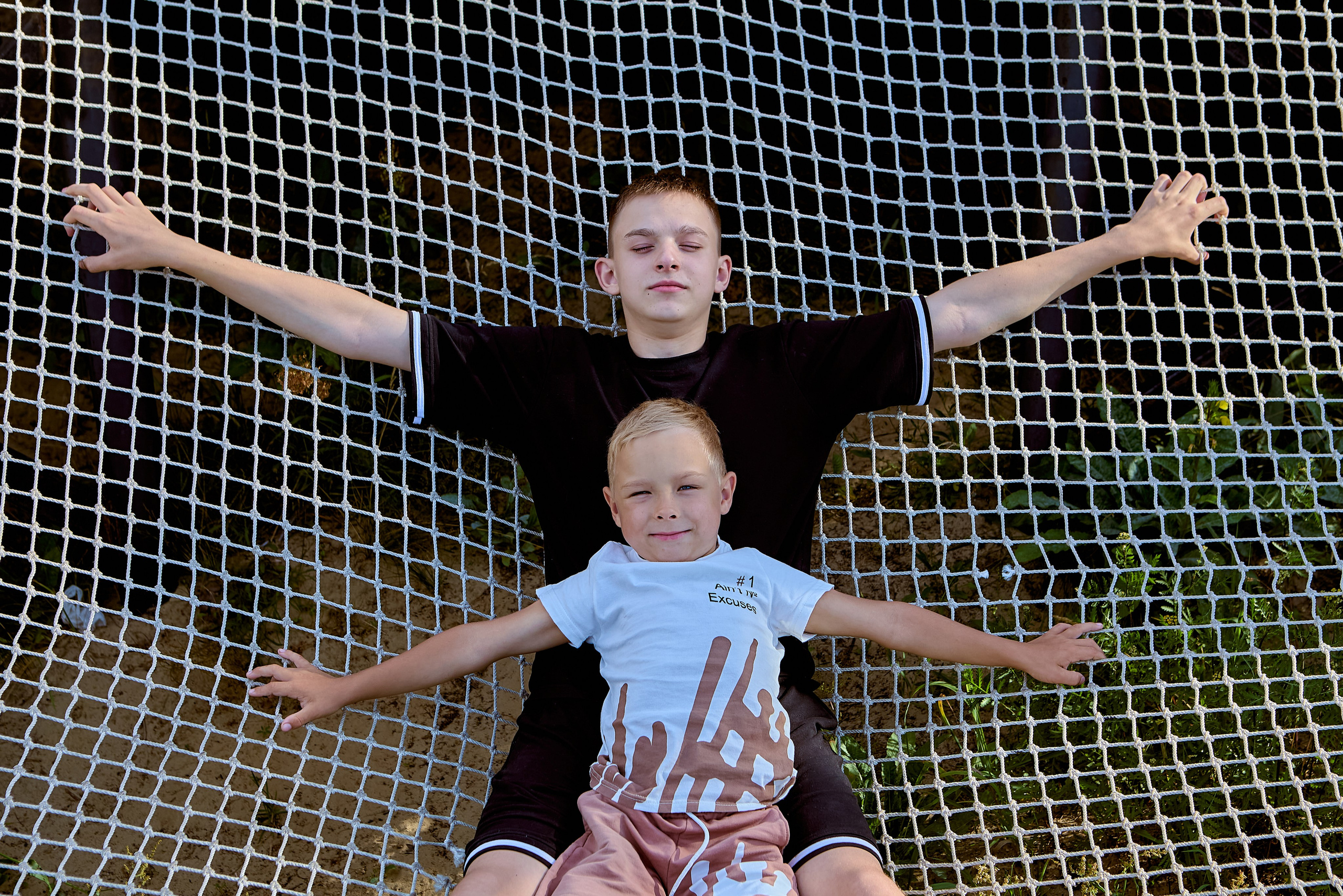 Семейная прогулка летом на озере