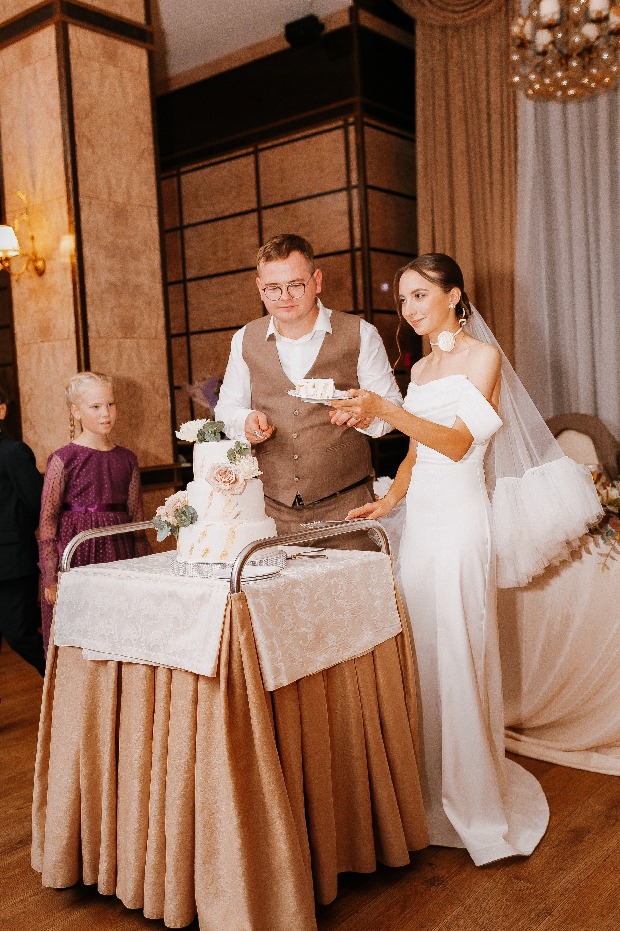 Свадебная осенняя фотосессия Ивана и Лидии в городе. Свадебный и репортажный фотограф в Ярославле и Санкт-Петербурге Роман Микрюков