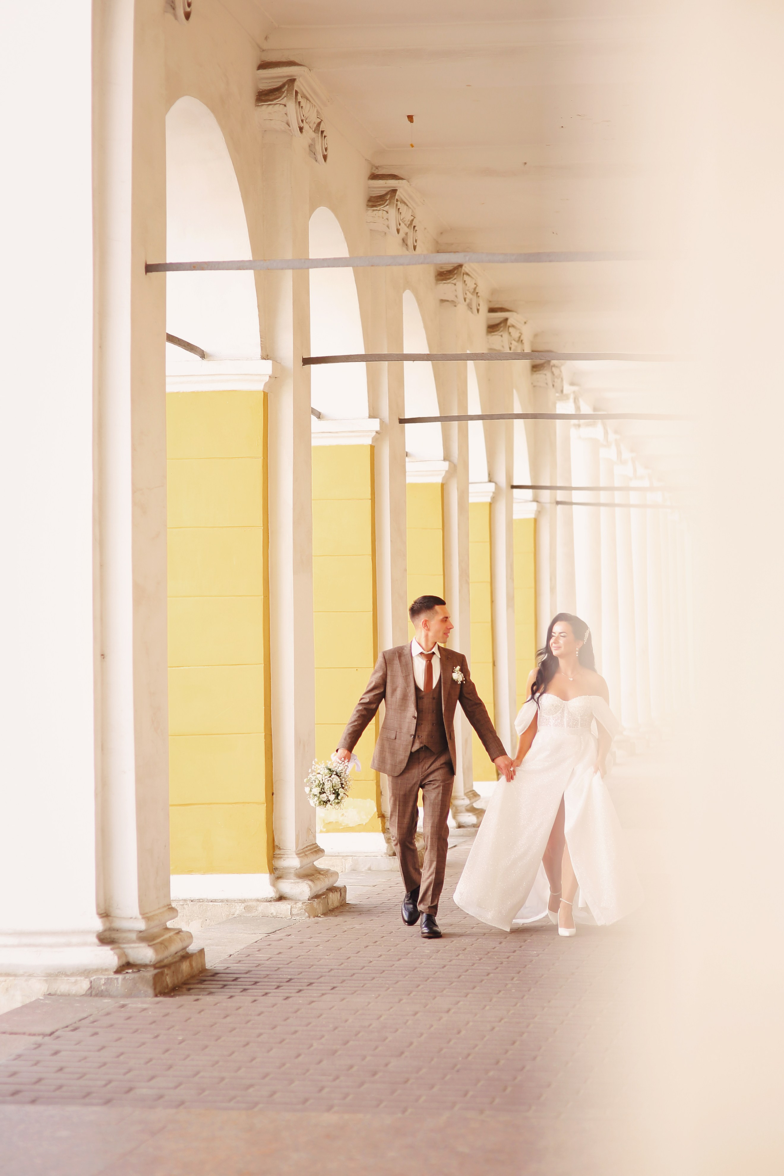 Съемка пары Марии и Ильи, гуляющих по городу. Свадебный и репортажный фотограф в Ярославле и Санкт-Петербурге Роман Микрюков