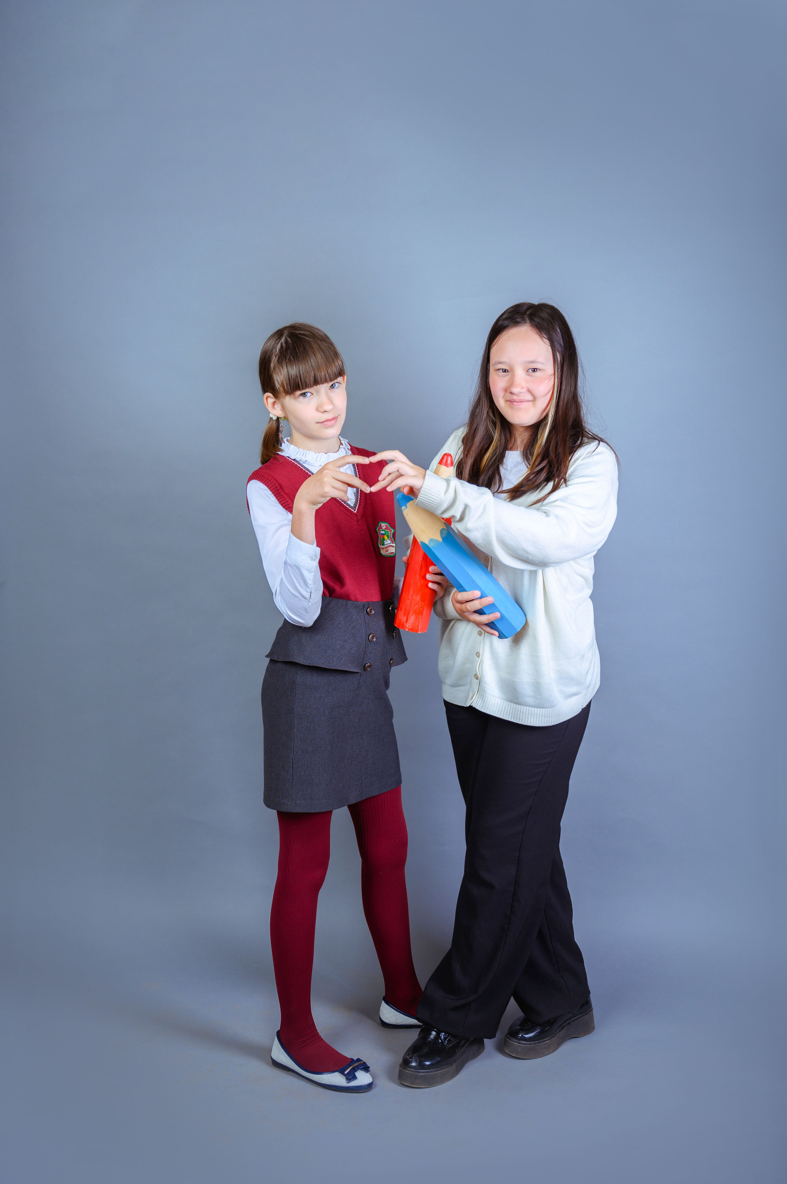 Фотосъемка на фоне с реквизитом. Фотограф. Выпускные альбомы в Барнауле