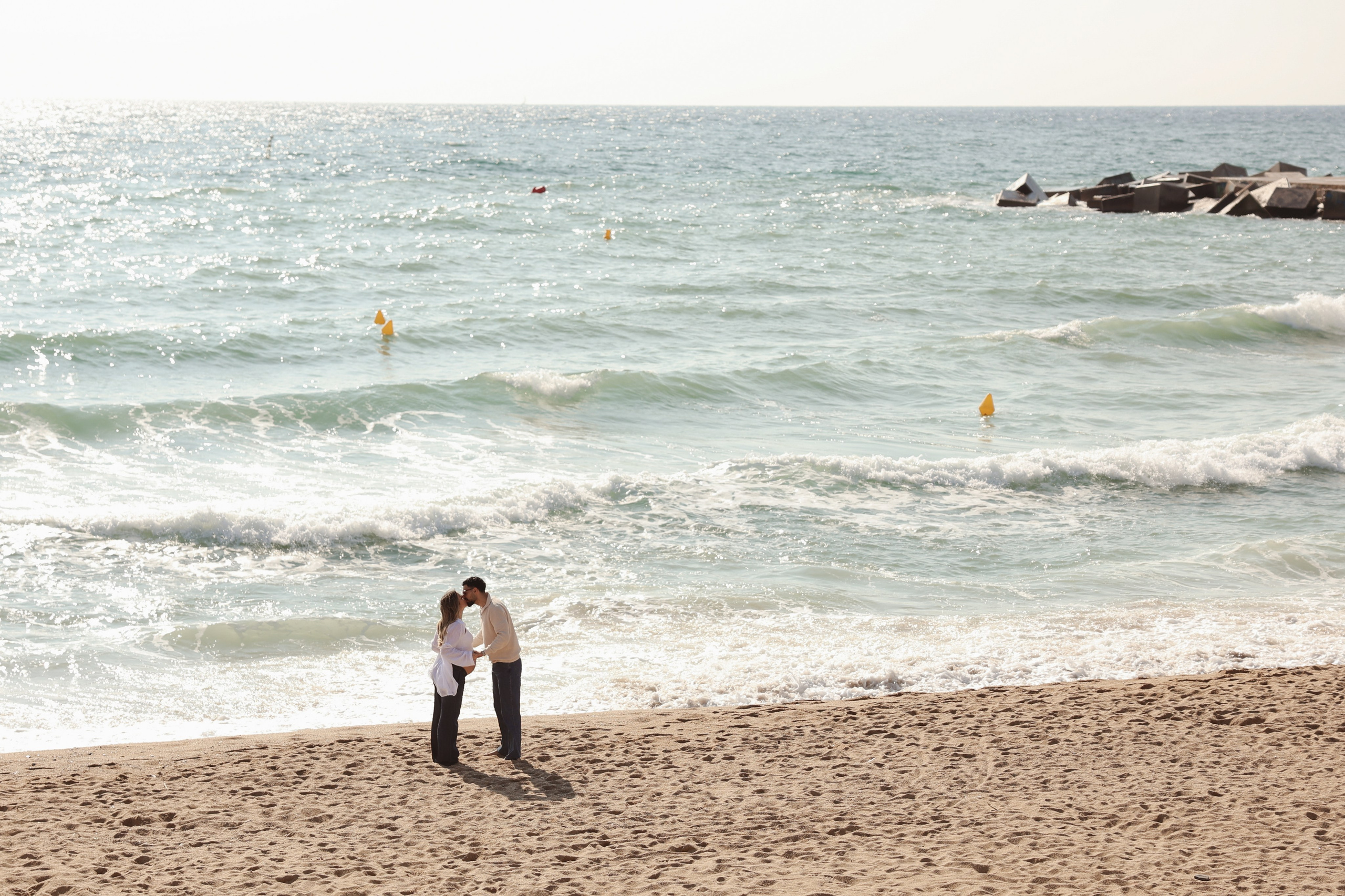 Sunny morning at the sea. Natalia Zhuravleva|family, newborn, maternity photographer in Barcelona