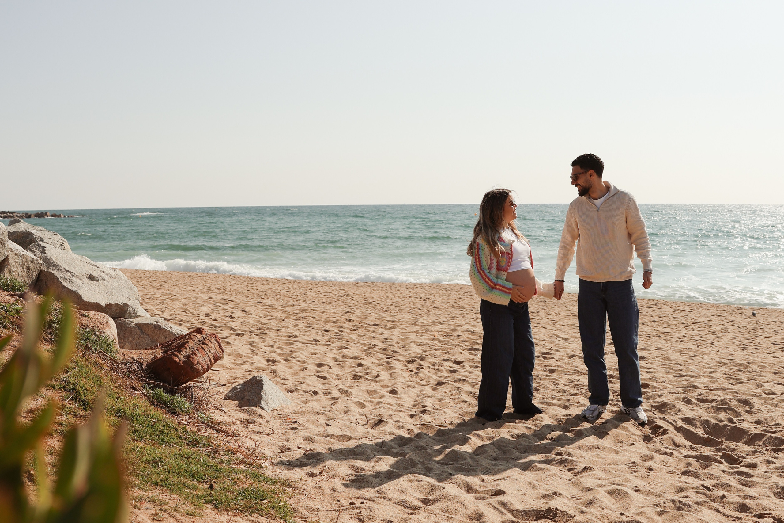 Sunny morning at the sea. Natalia Zhuravleva|family, newborn, maternity photographer in Barcelona