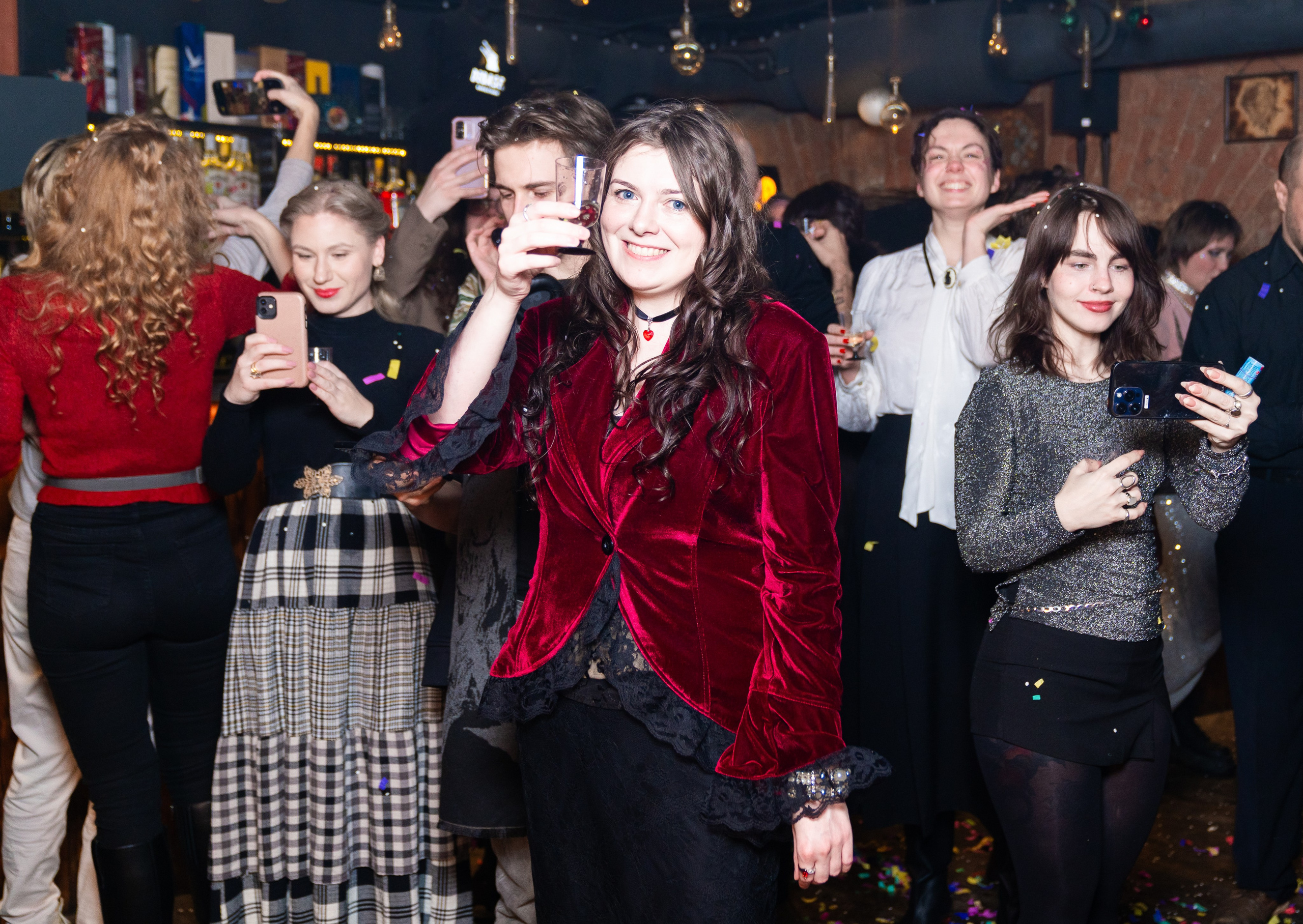 Новый год 2026. Новогодняя ночь 2026 в баре Дебошир (Debaser). Репортажный, street и urban фотограф в Санкт-Петербурге Мальцев Евгений