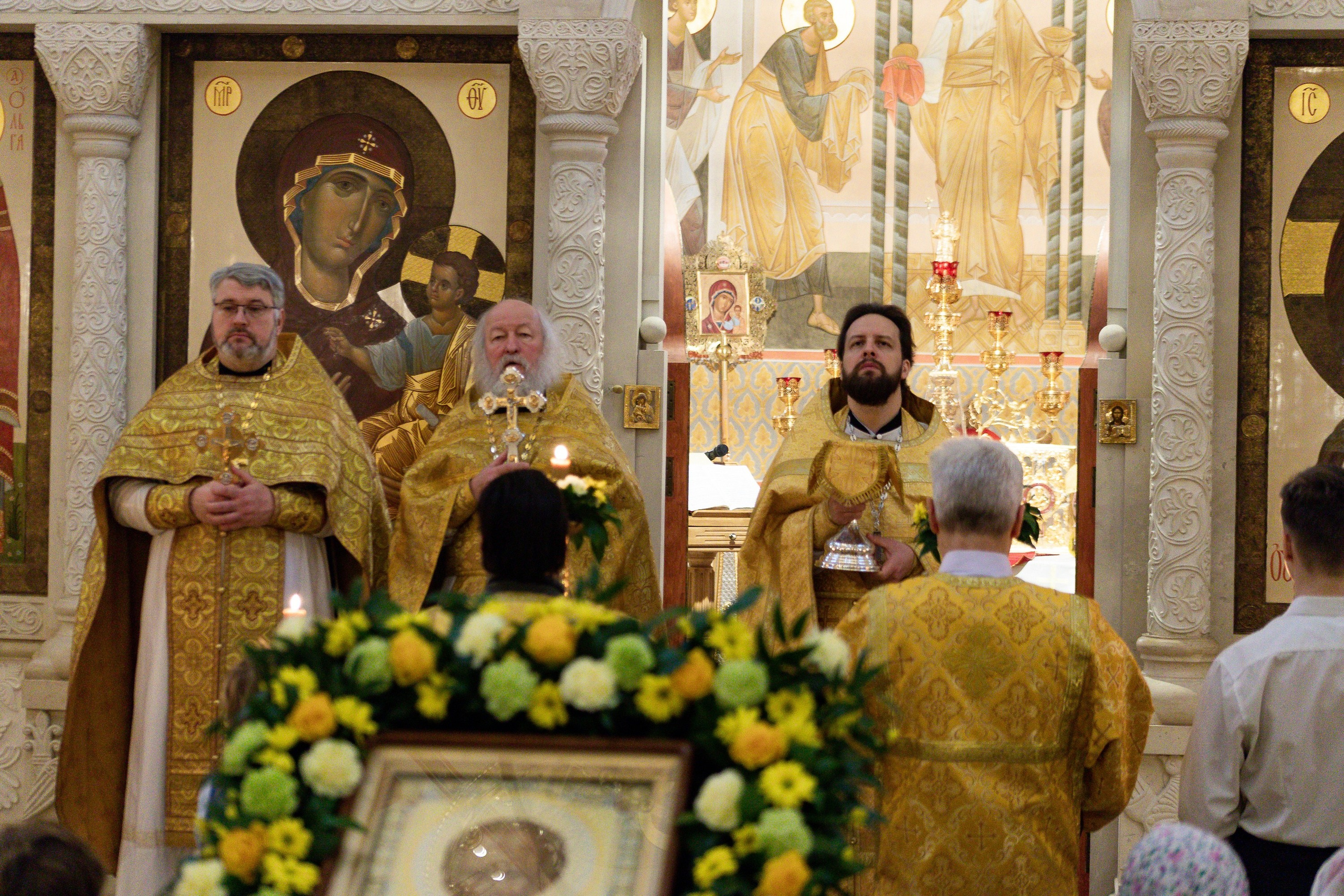 Праздничное богослужение Святителю Николаю 19 декабря. Интерьерный фотограф в Москве Роман Потапов