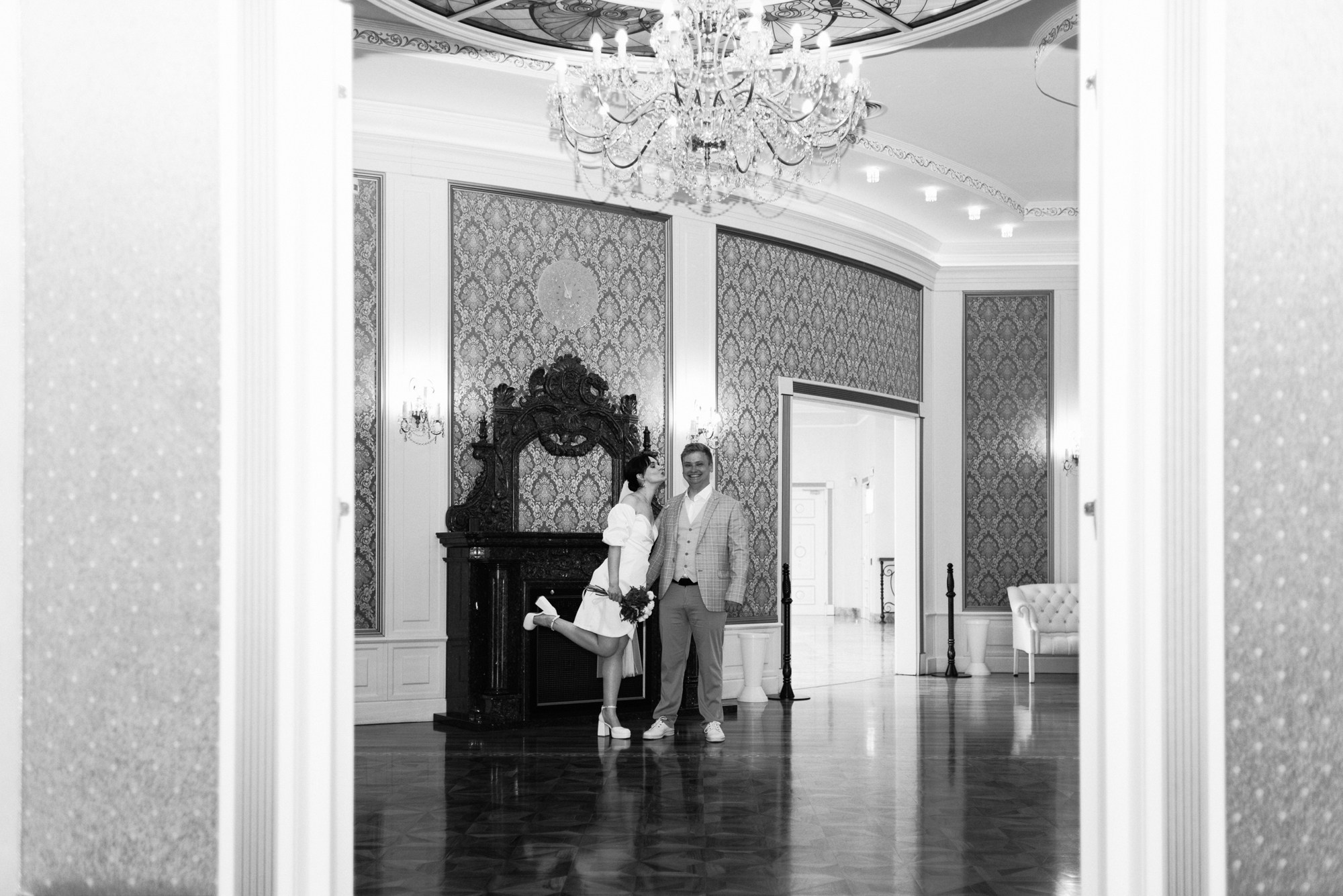 Свадебный фотограф Тюмень — Роман и Ксения: фотосессия с гостями и прогулка в парке. Портретный фотограф Тюмень Дарья Мустафина