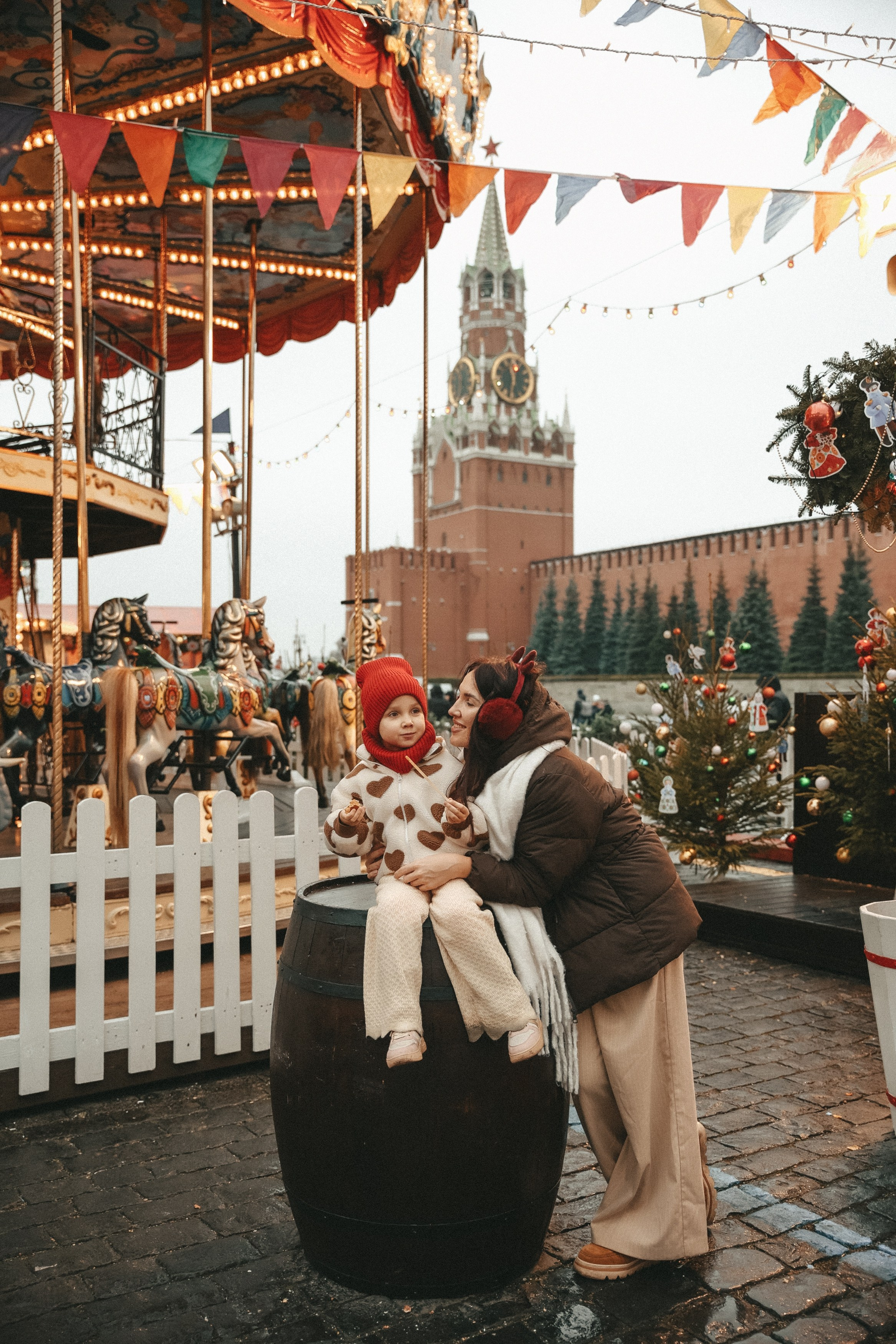 Новогодняя фотосессия на Гум ярмарка мама и дочка. Фотограф Владимир Москва