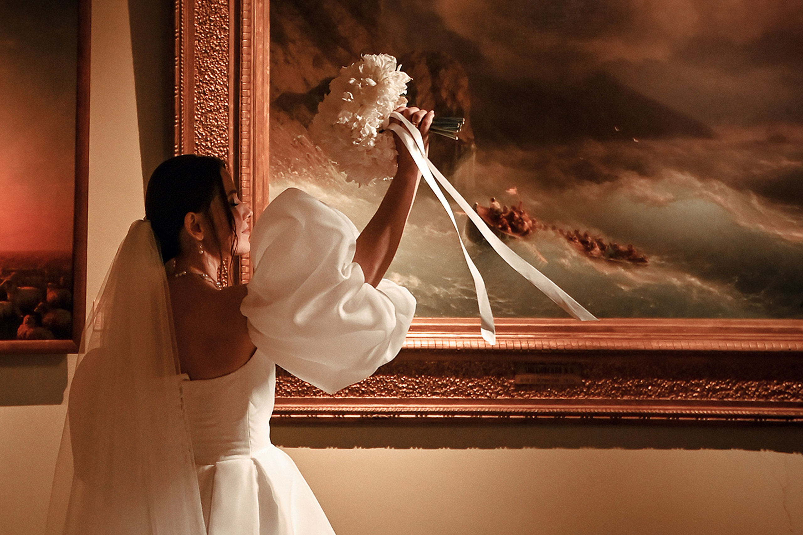 Небольшая свадебная серия в музее и прогулкой под дождем Эльмиры и Ризата. Свадебный, семейный, детский, контент фотограф в Омске Максим Ильин