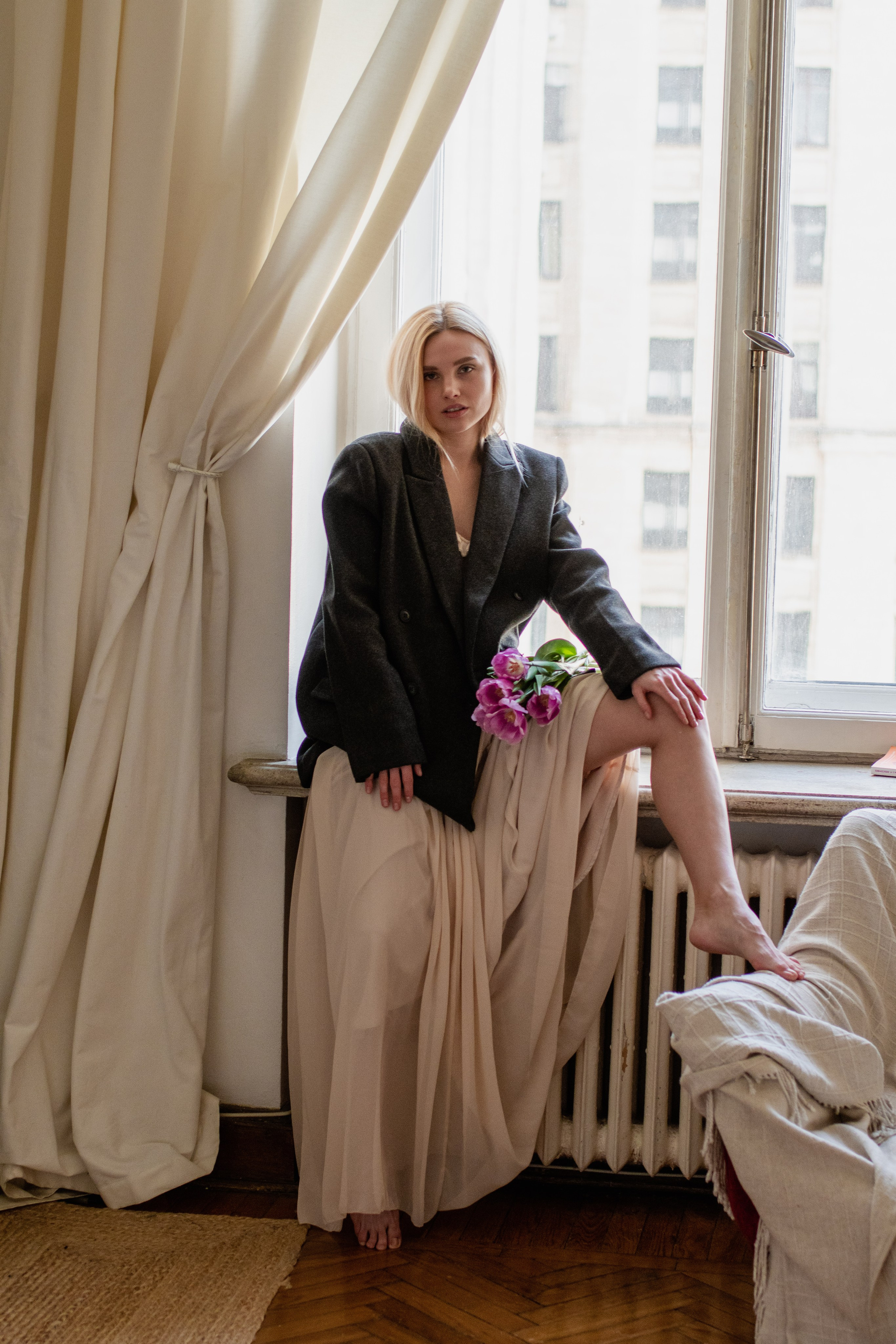 Фотосессия с тюльпанами в парижской квартире, винтажный стиль, девушка с длинными белыми волосами в пиджаке оверсайз, фотограф москва, Фотограф тфп, фотограф истра