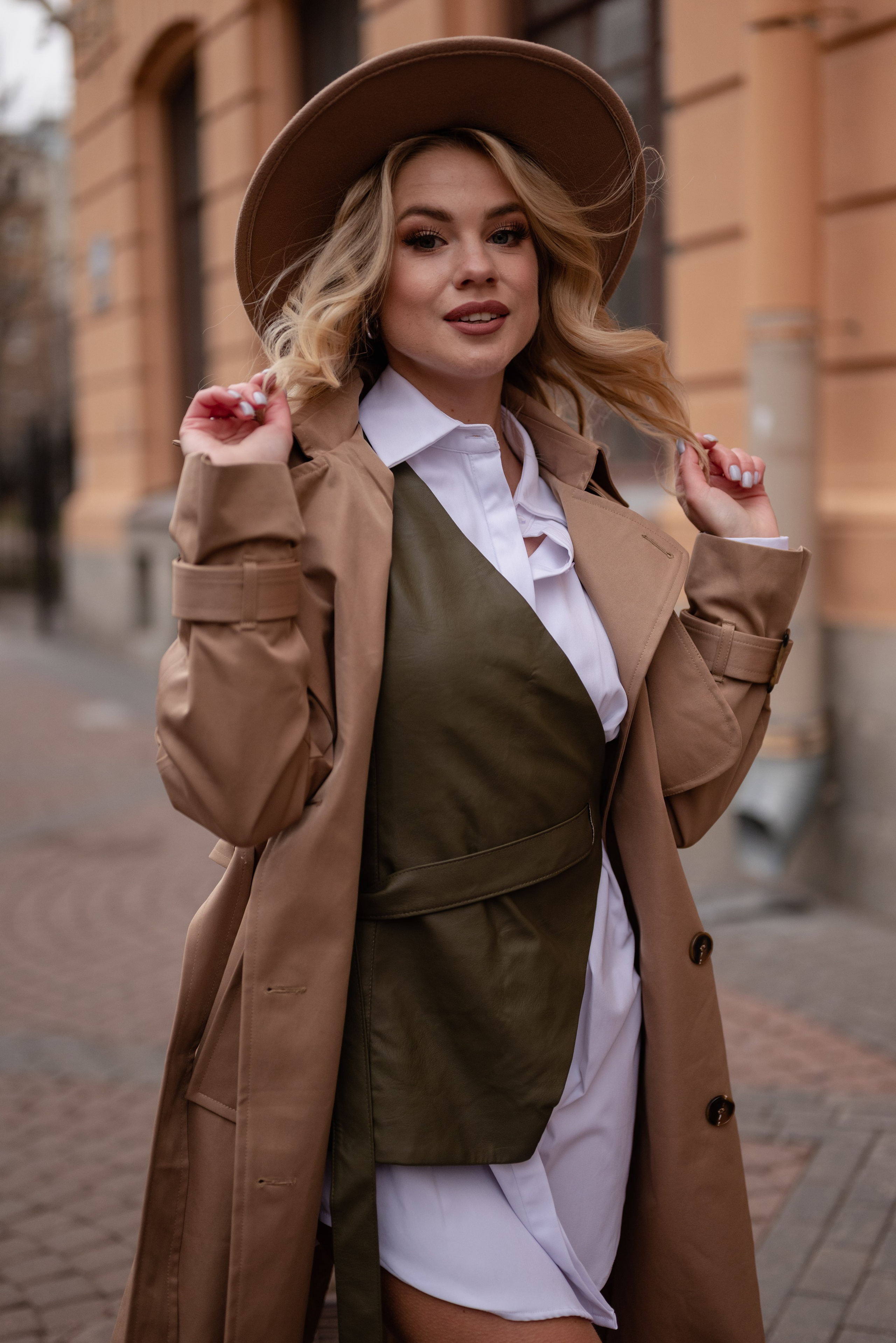 Лав стори с собакой, фотосессия Москва, фотосессия Питер, лав стори СПБ, лав стори Москва, фотосессия с корги в плащах, трендовые съемки в тренчах, лав стори в тренчах 