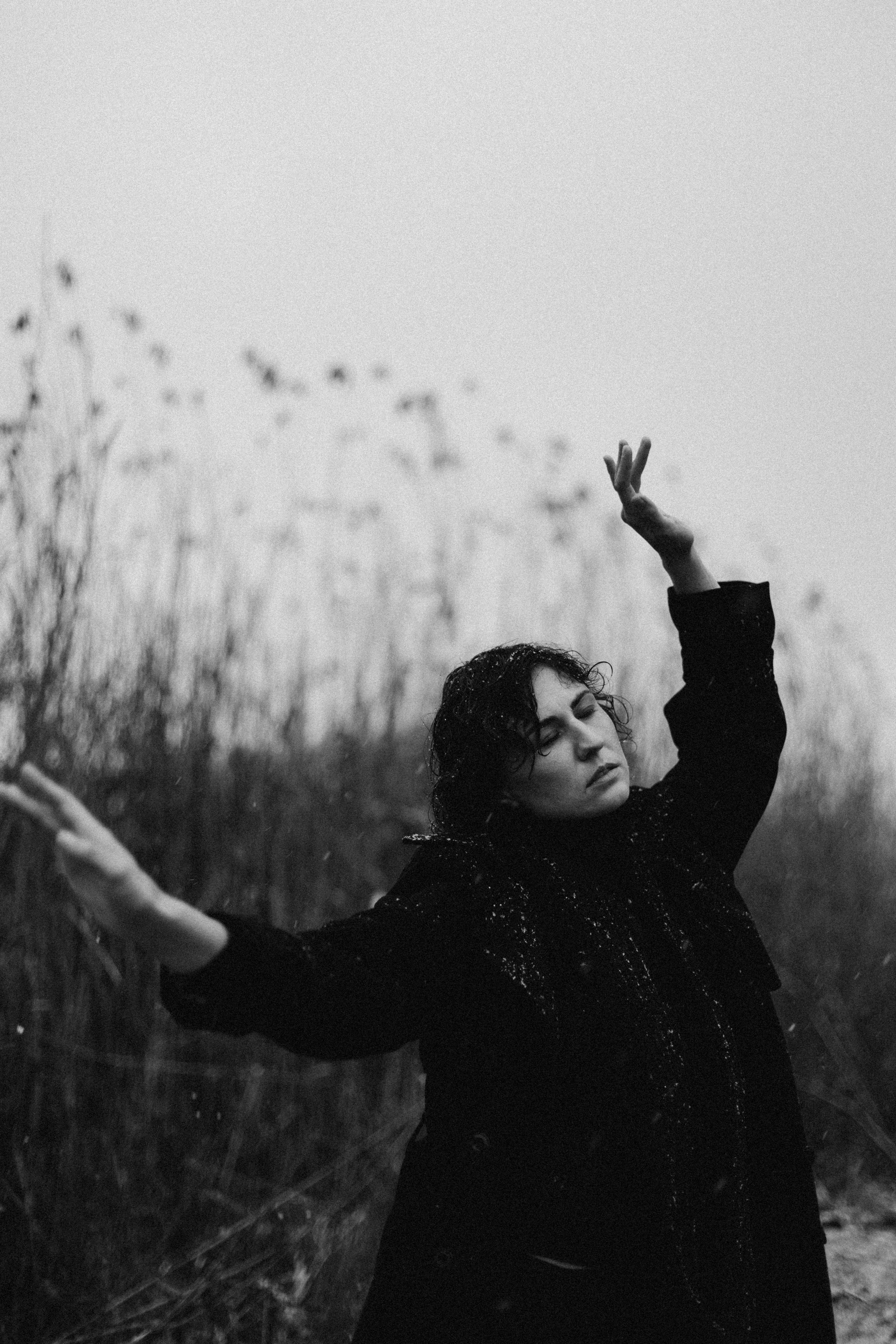 Фотосессия для женщин: нежные, стильные, атмосферные кадры. Индивидуальная съёмка, портреты, студийные и уличные фото. Красота, уверенность, естественность. Услуги фотографа в Краснодаре, профессиональная обработка снимков.