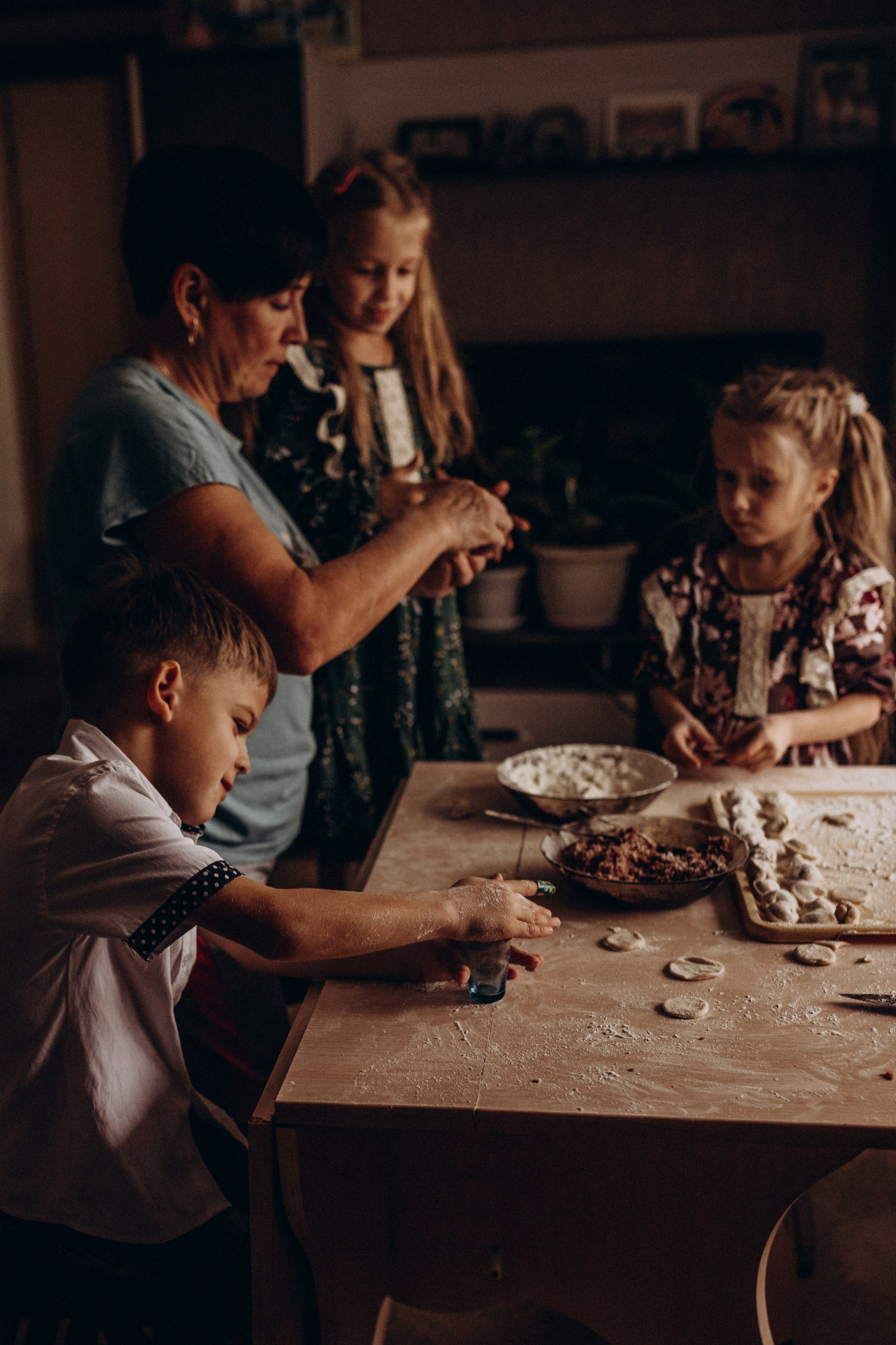 Бабушка с внуками. Семейный фотограф lifestyle в Новосибирске Елена Шпилевая