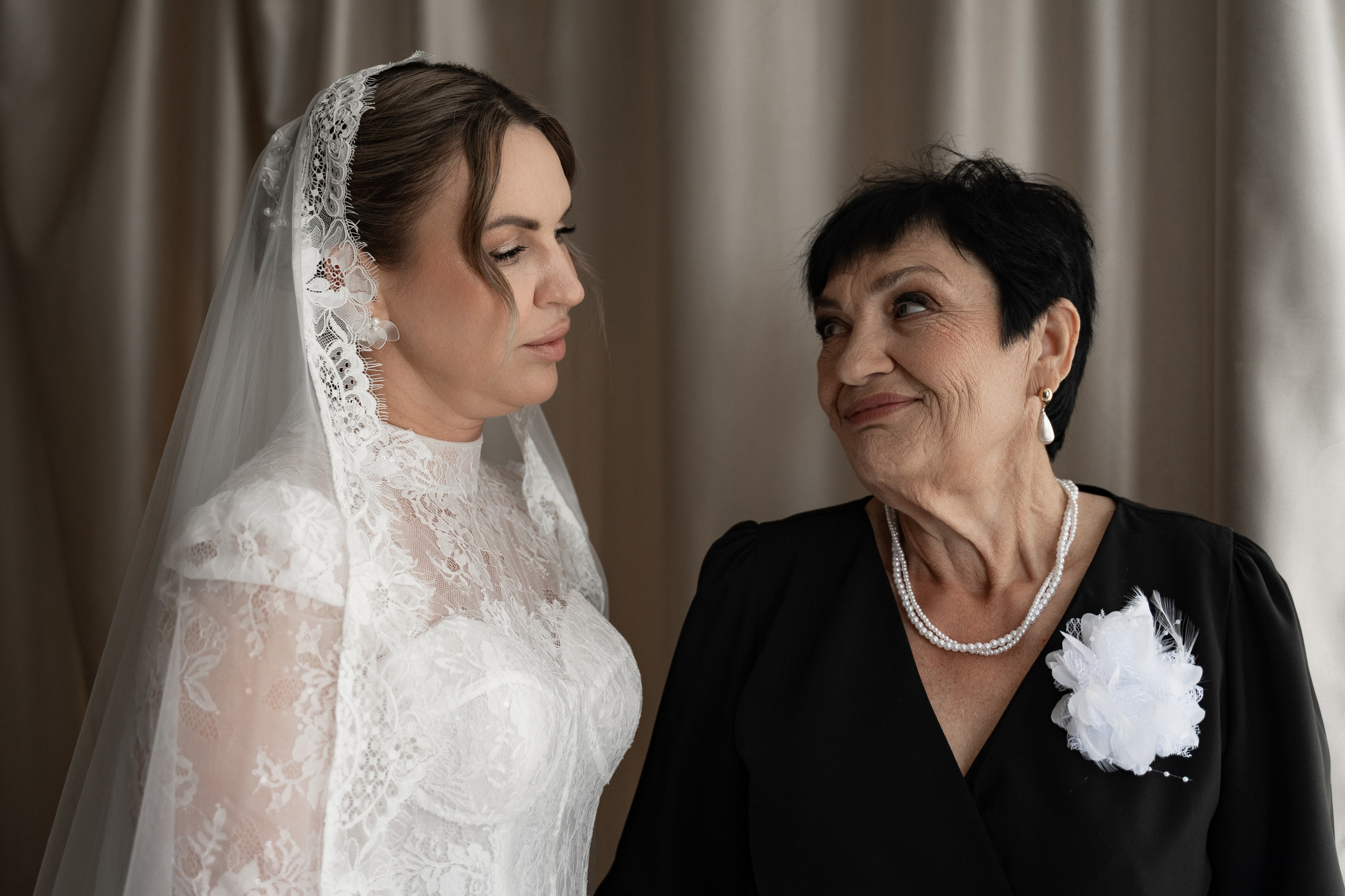 невеста и ее мама вместе в день свадьбы
