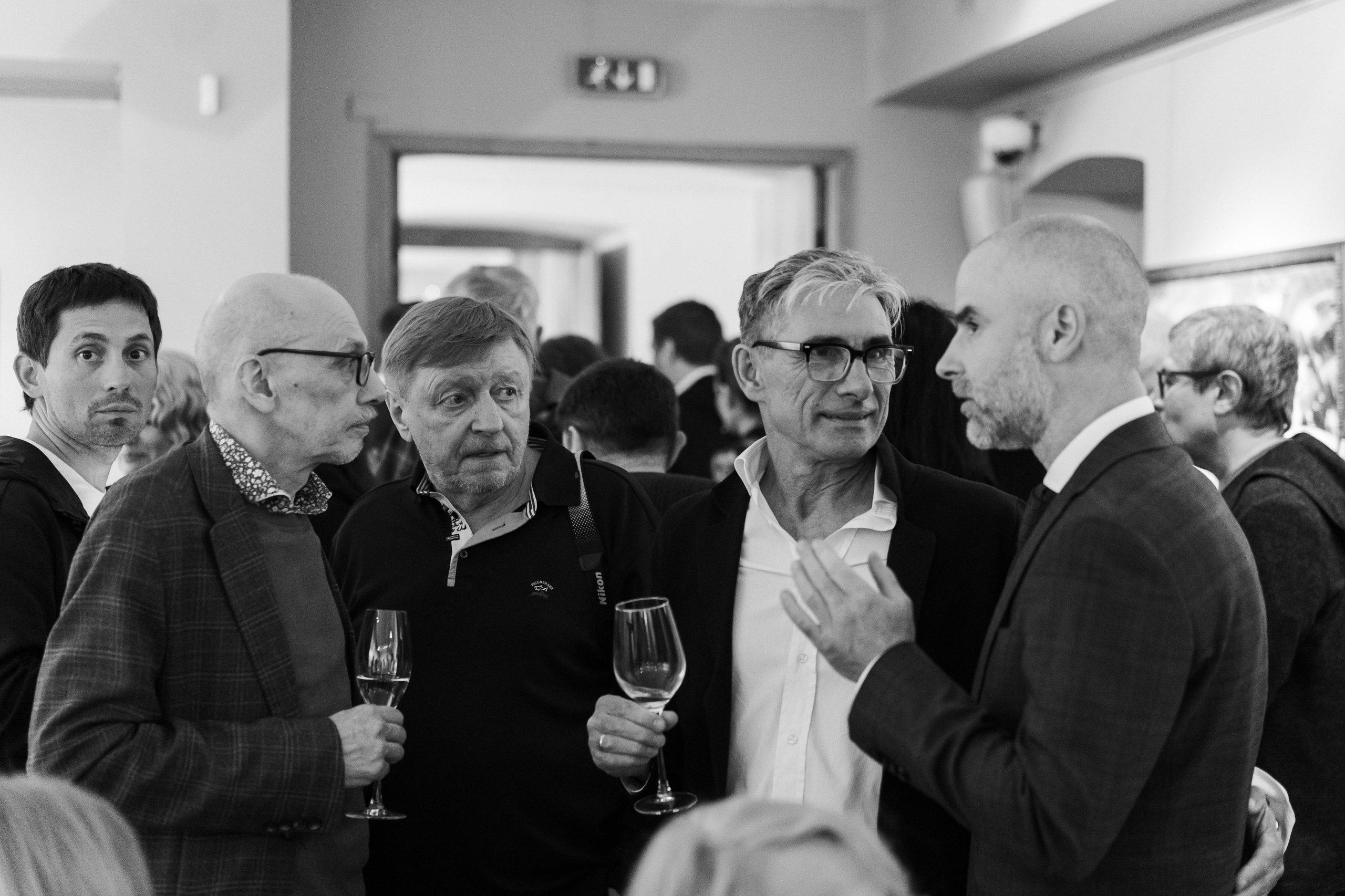 Съёмка открытия вытсавки художника Ильи Даньшина. Лиза Фирстова — самый добрый фотограф