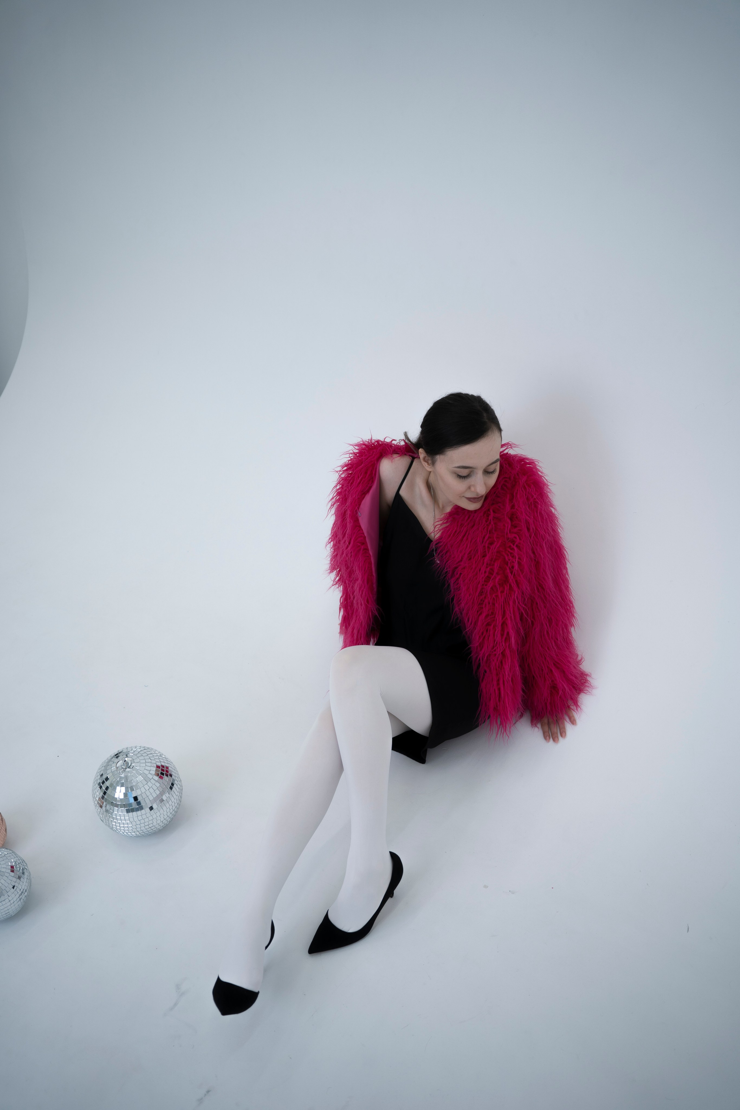 ДЕВОЧКА НА ШАРЕ. Главная