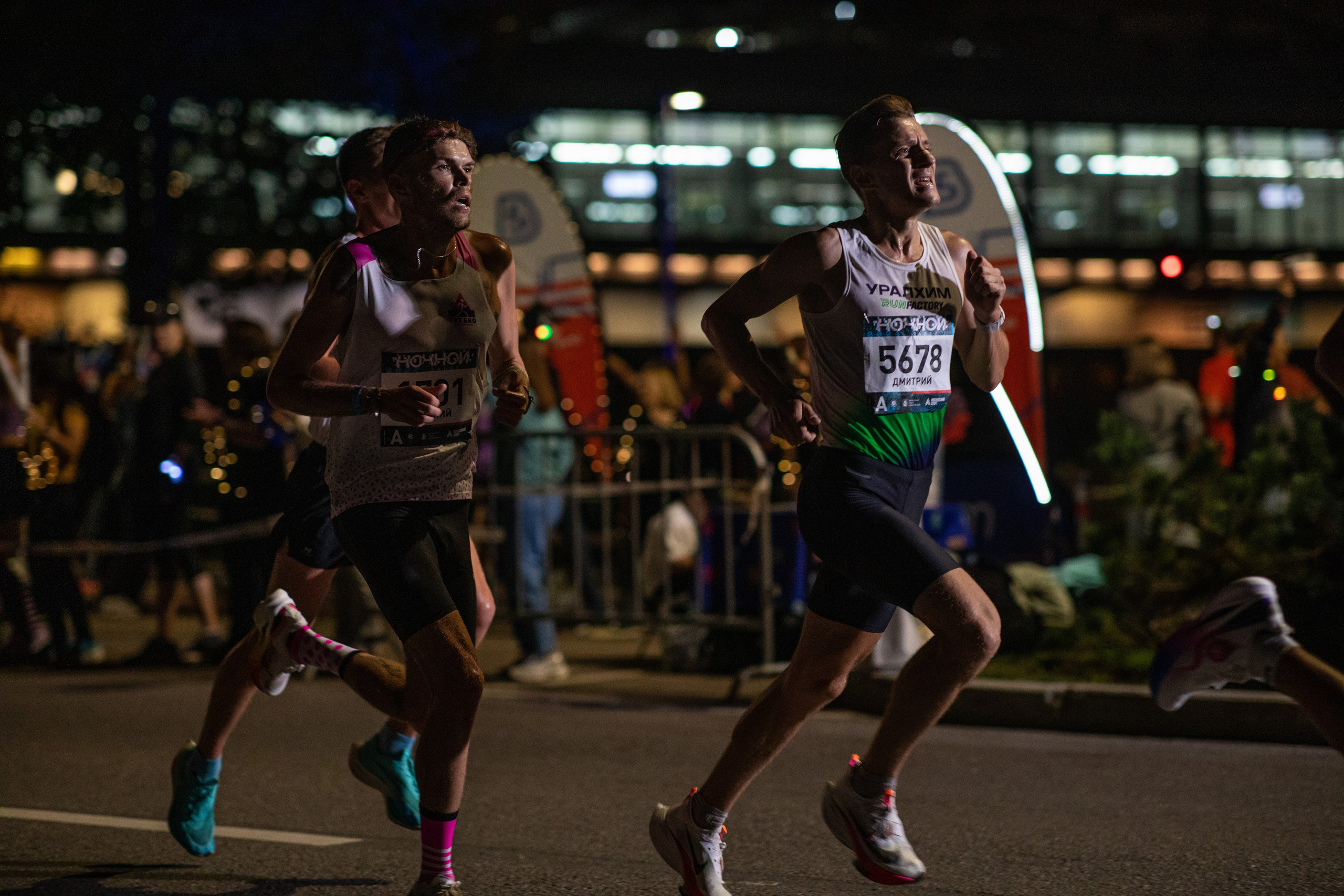 Ночной забег в ленте фотографий бегунов 03.08.24. Фотограф Сергей Ловкий