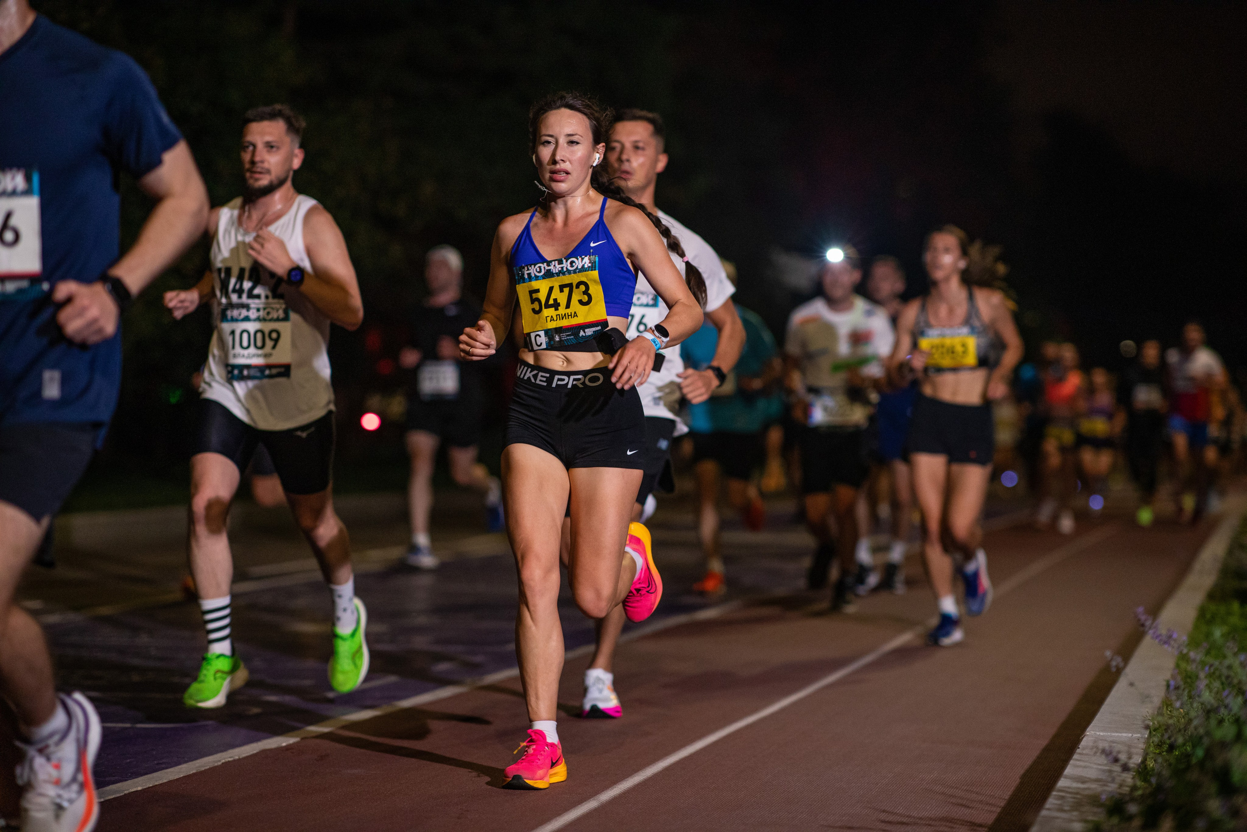 Ночной забег в ленте фотографий бегунов 03.08.24. Фотограф Сергей Ловкий