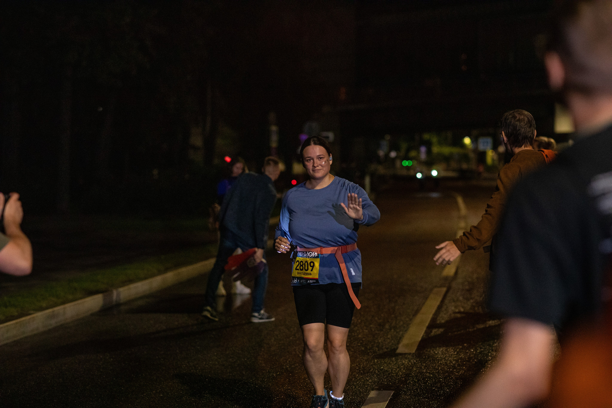 Ночной забег в ленте фотографий бегунов 03.08.24. Фотограф Сергей Ловкий