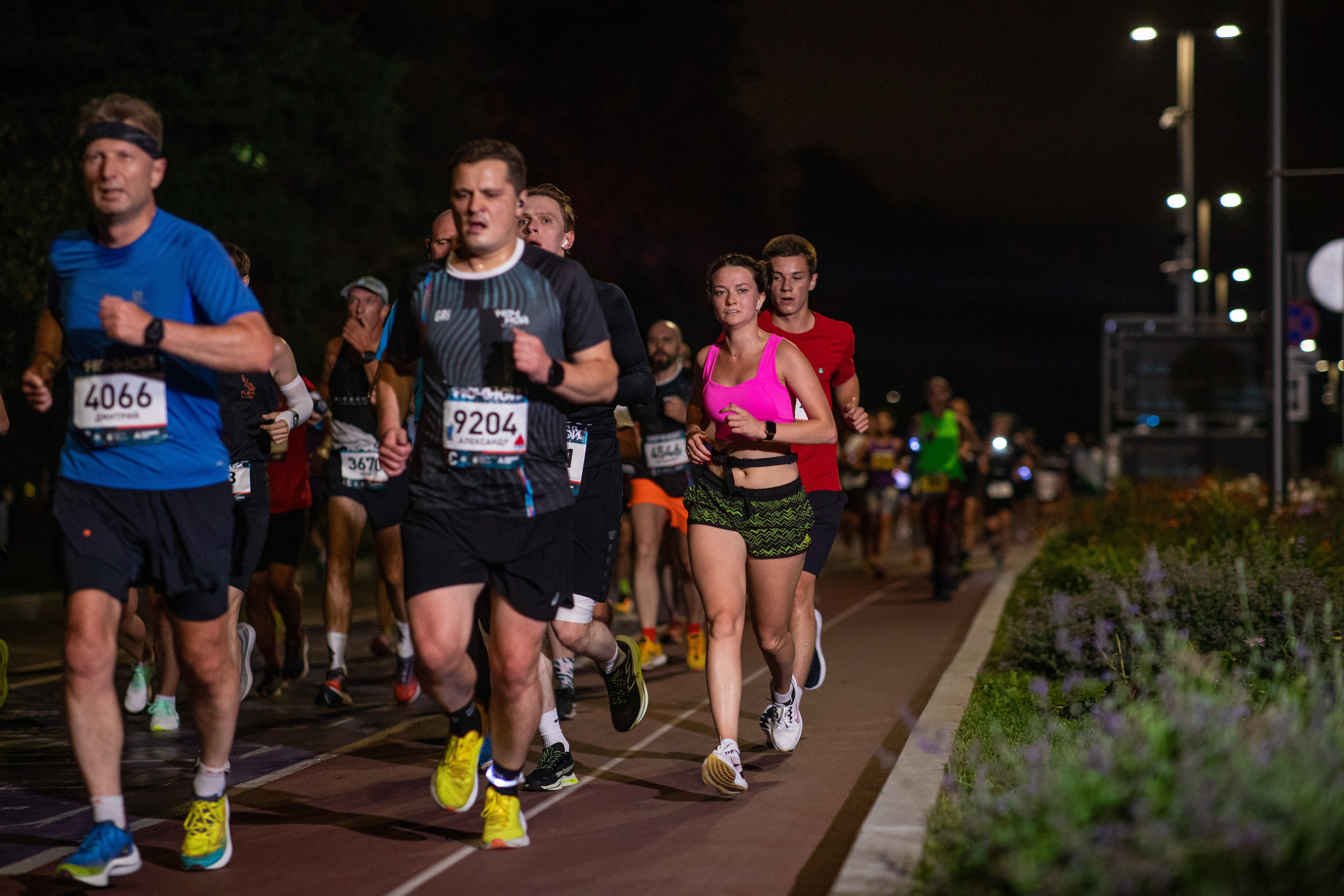 Ночной забег в ленте фотографий бегунов 03.08.24. Фотограф Сергей Ловкий