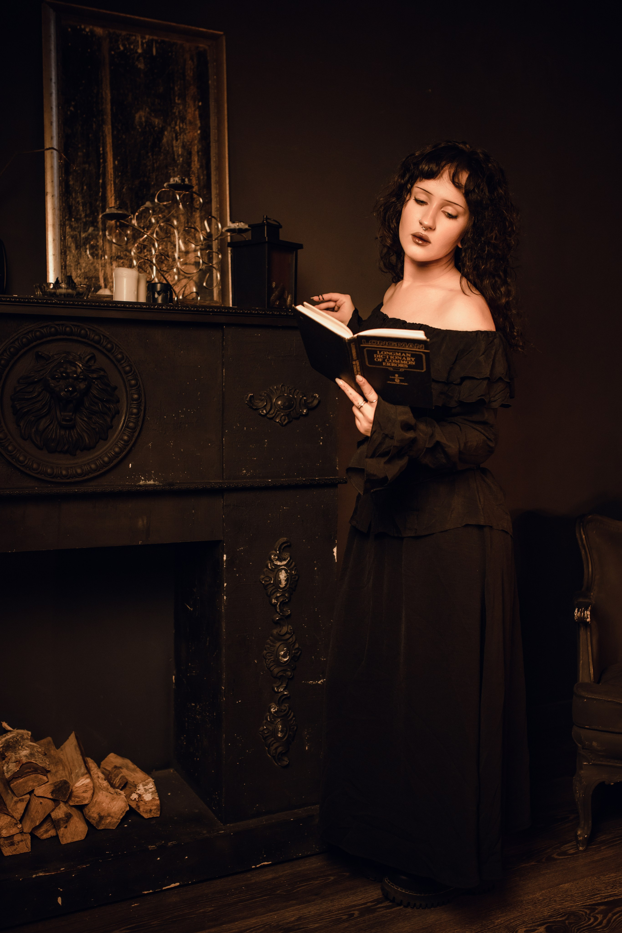 Портрет в студии с искусственным светом, девушка с книгой у камина
