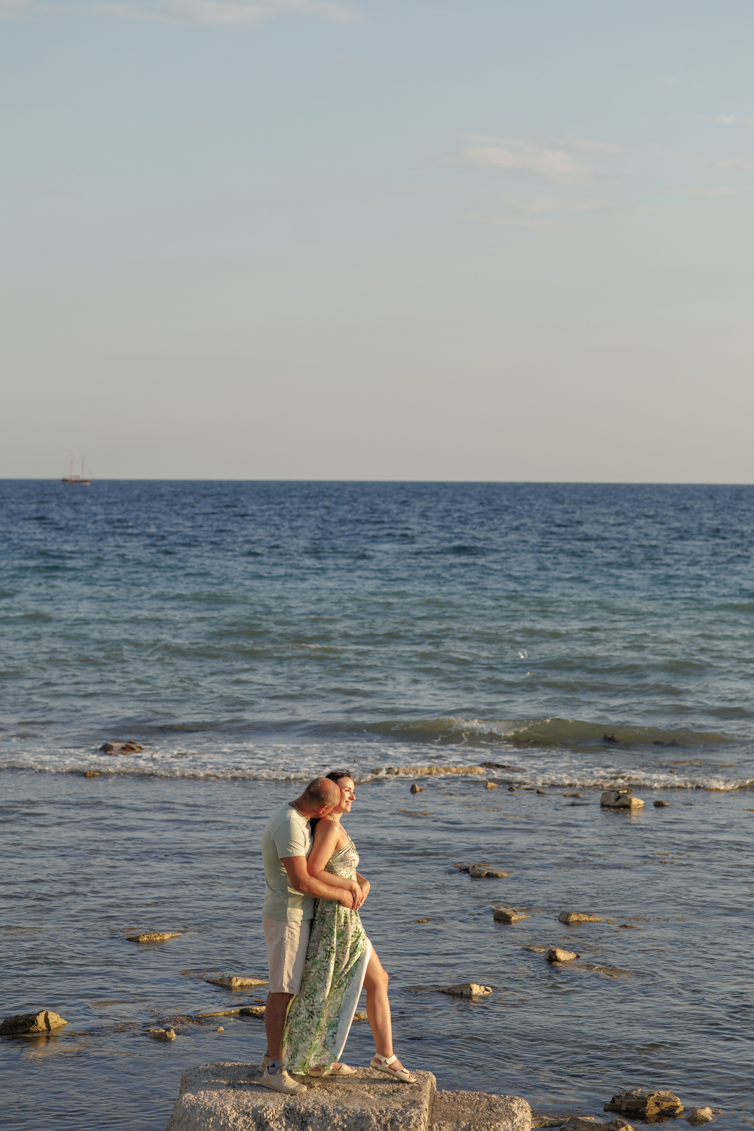 Лавстори на пляже Тонкий мыс. Семейный и портретный фотограф в Геленджике Любовь Бодрова