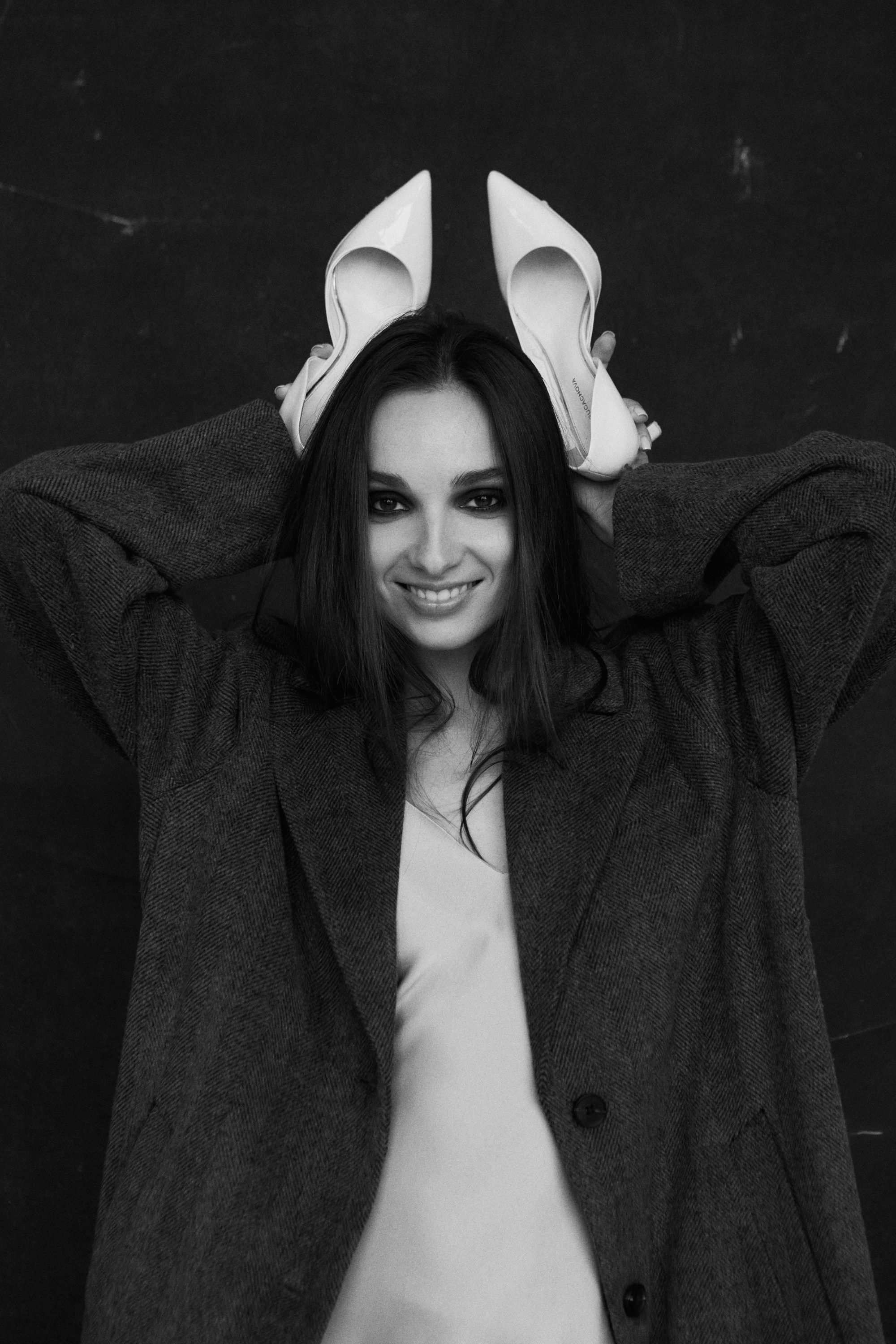 Портретный фотограф в Москве Калагина Светлана. Профессиональная фотосессия в студии для девушки. Классический чено-белый женский портрет