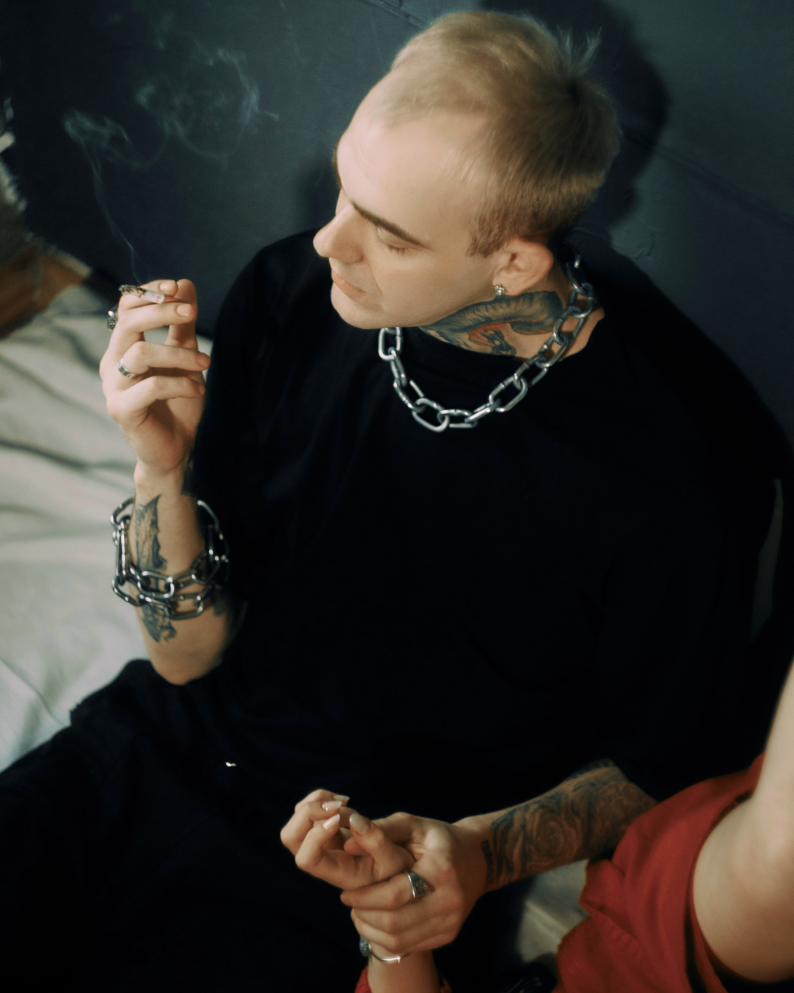 Мужской портрет в Петербурге — тату, цепь, жесты рук, кинематографичная фотосессия