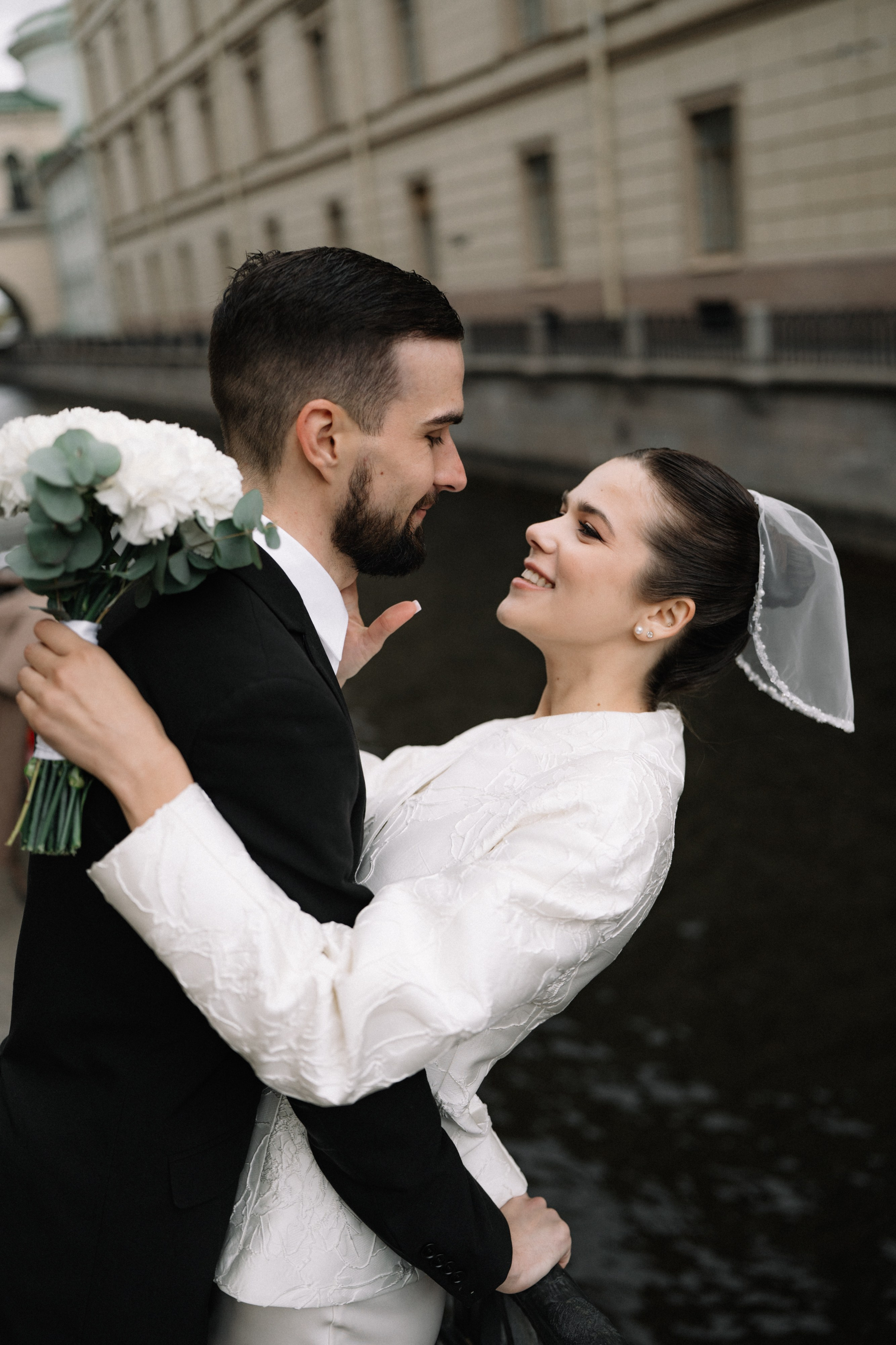 Свадебная фотосессия в Апреле в Петербурге. Свадебный фотограф Александр Невский в Санкт-Петербурге