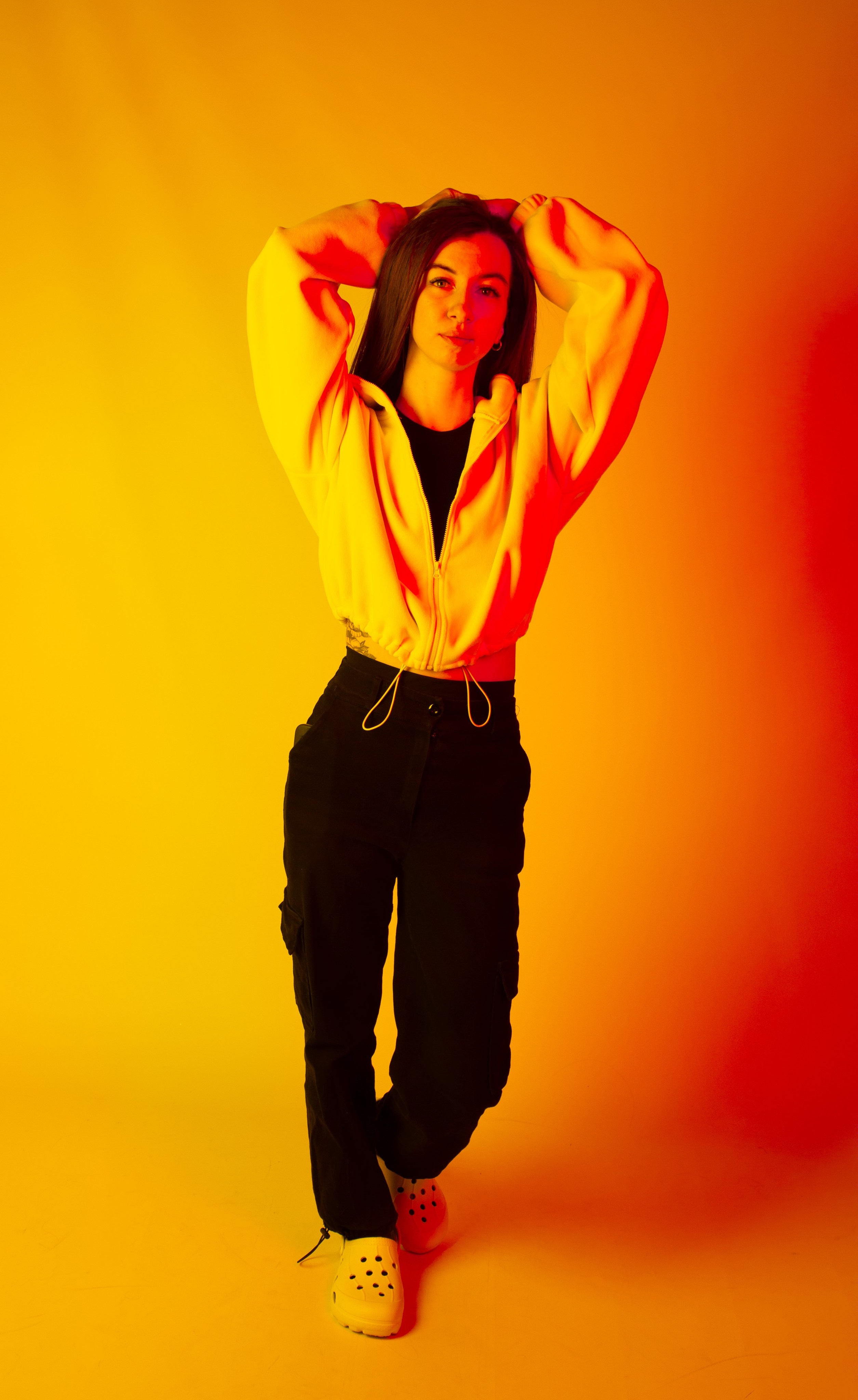 Фотосессия без фотографа в фотостудии автопортрета Double-you в ТРЦ Агора, Сургут. Цена. Стоимость фотосессии. Управляйте моментом с пультом, смотрясь в зеркало