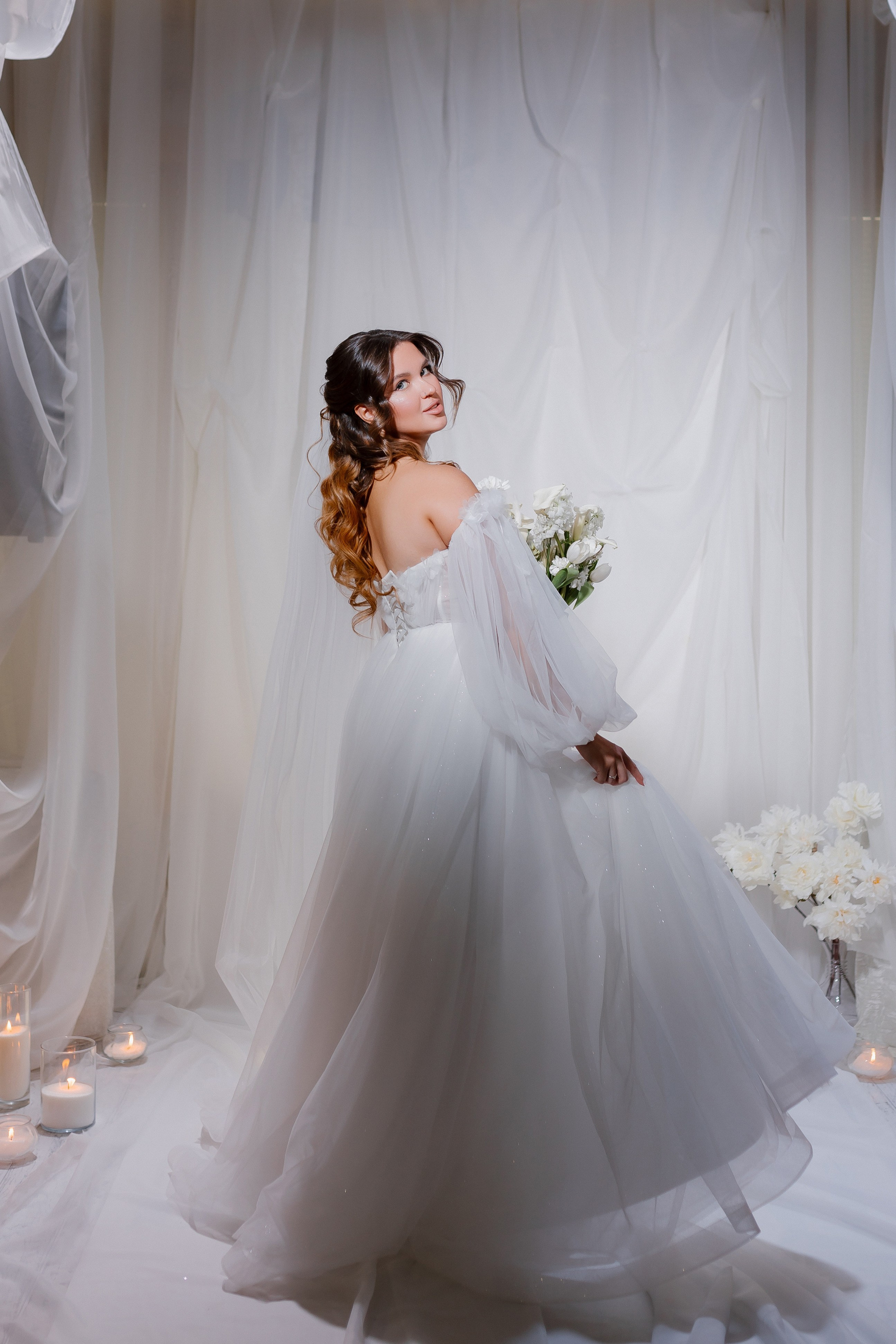 Свет свечей подчеркивает интимность момента