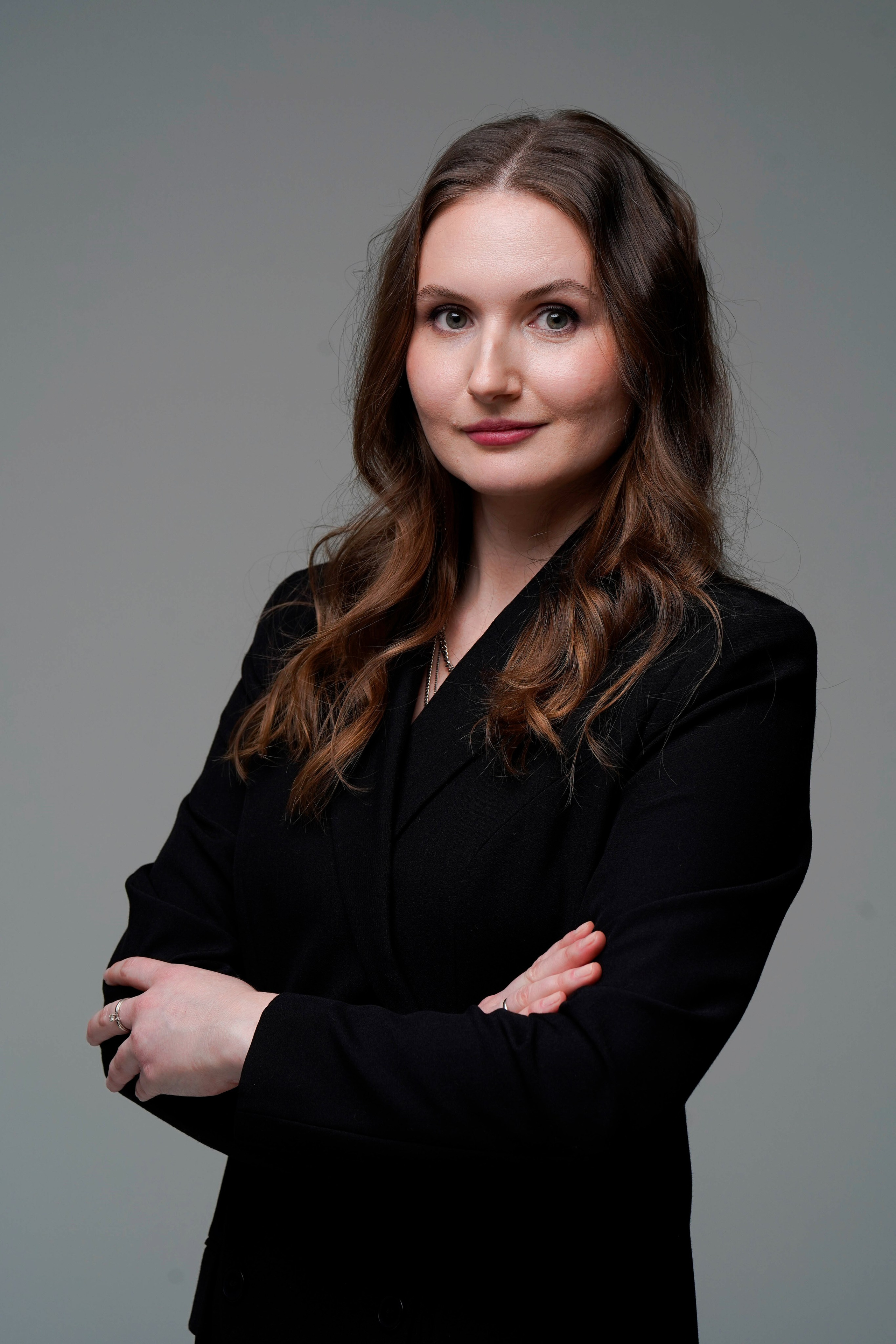 Студийный женский портрет. Девушка в черном пиджаке с длинными волосами. Фотограф Анна Калинцева
