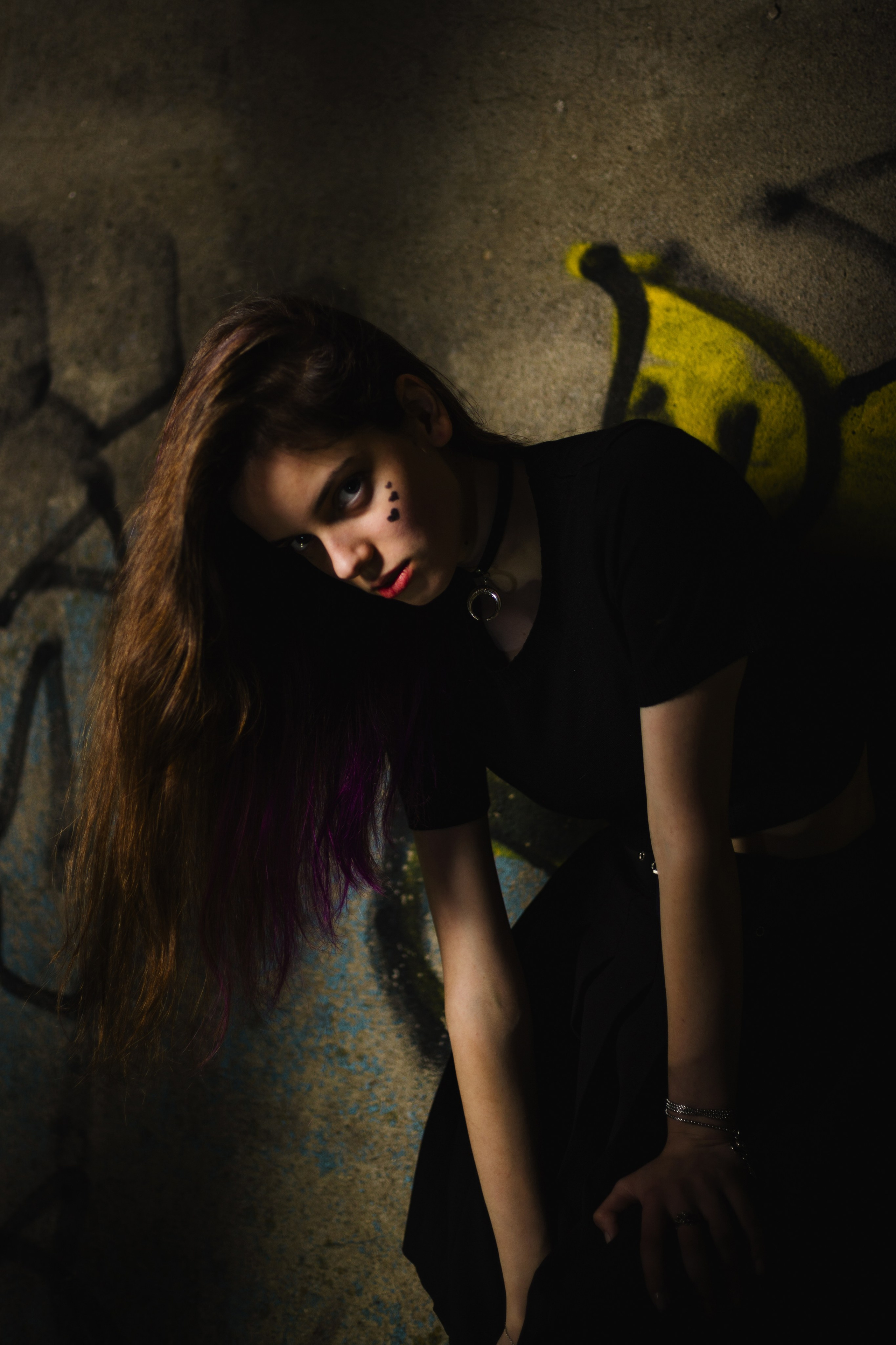 Модель: Лидия Леймон. Фотограф - Николай Мокрицкий. Импровизионаня фотосессия, в заброшенном здании. Креативная ночная фотосессия. Молодая девушка в образе неформалки. Темные волосы с фиолетовой прядью, полосатые чулки, ботинки. Зажигалка, кровь, горящий факел, огонь – атмосферное заброшенноге здания. Факел, Девушка, молодая девушка, Альтушка, Фотосеесия, Подросток, Крашенные волосы, Сигарета, Кровь, Позировка, 