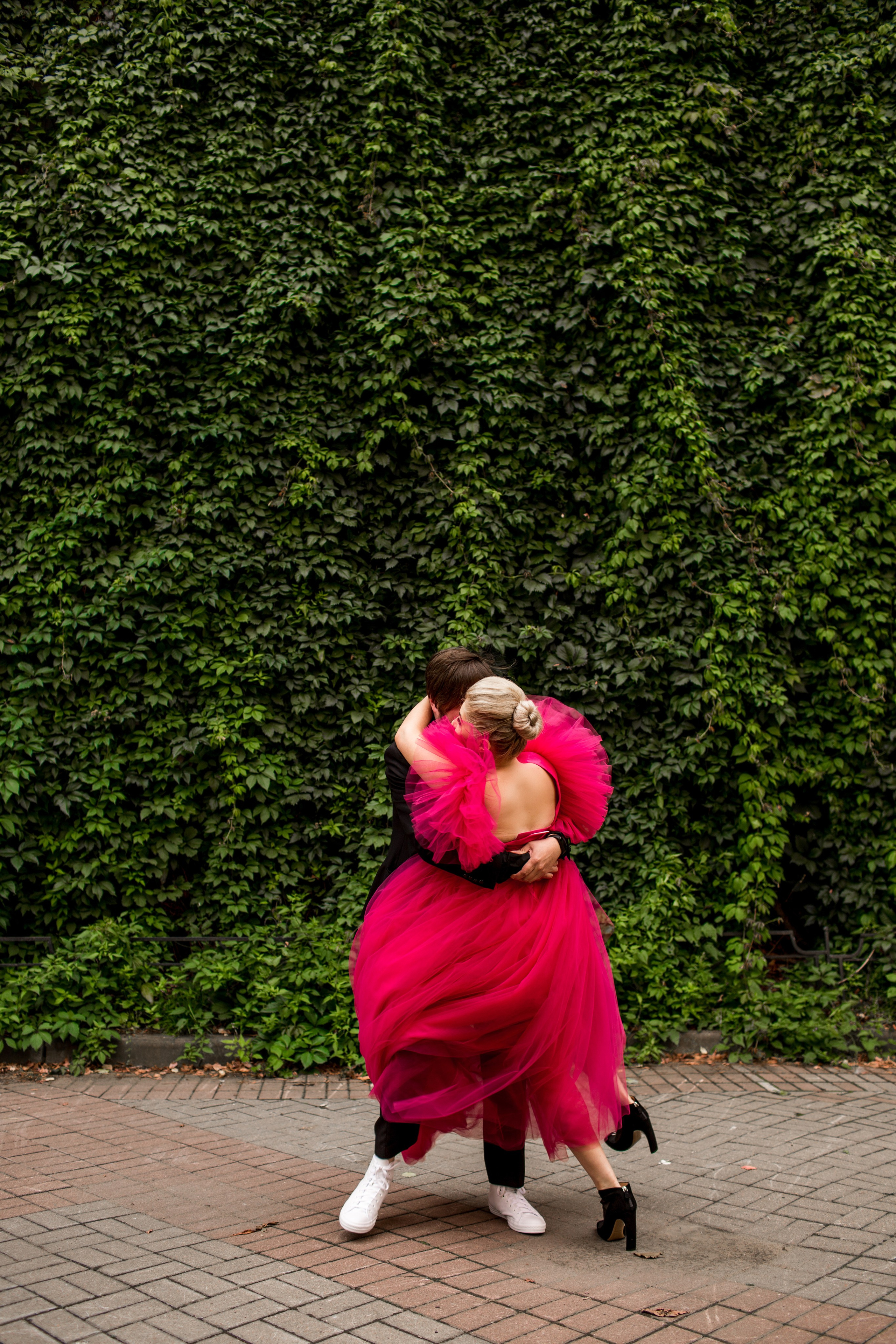 Эффектная свадебная фотосессия с необычным стилем — красное платье