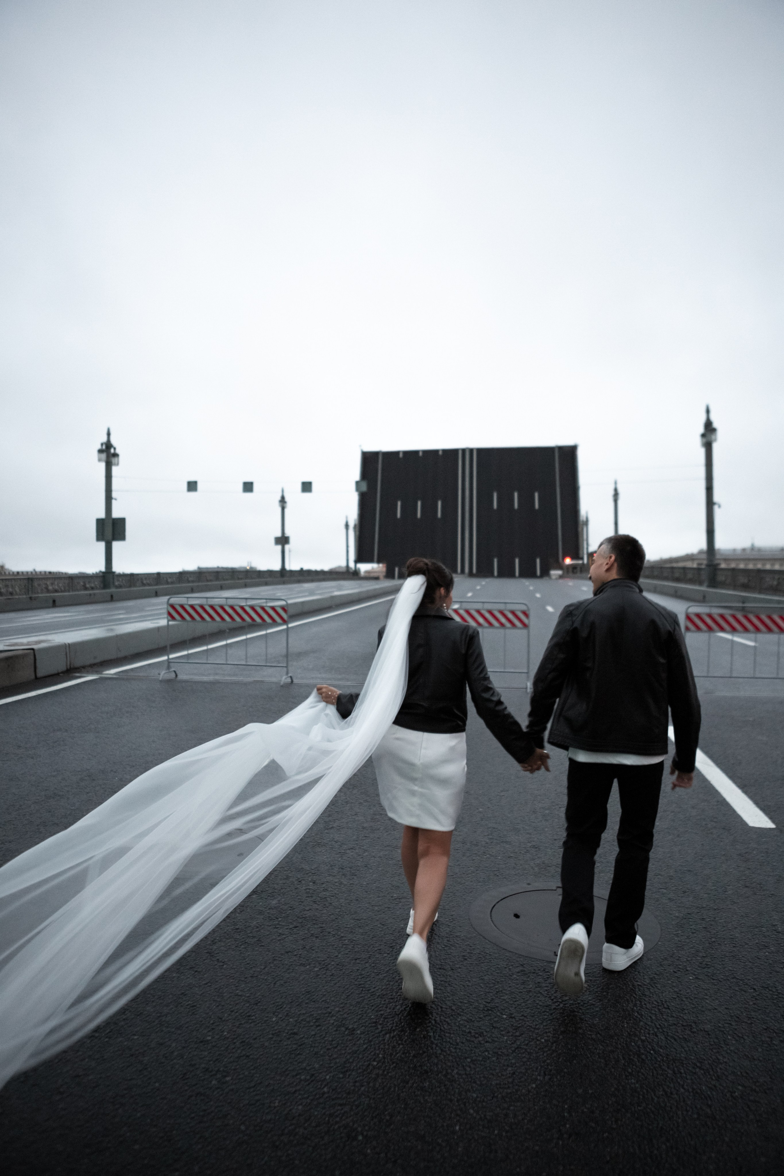 Свадебная фотопрогулка в ночном Петербурге