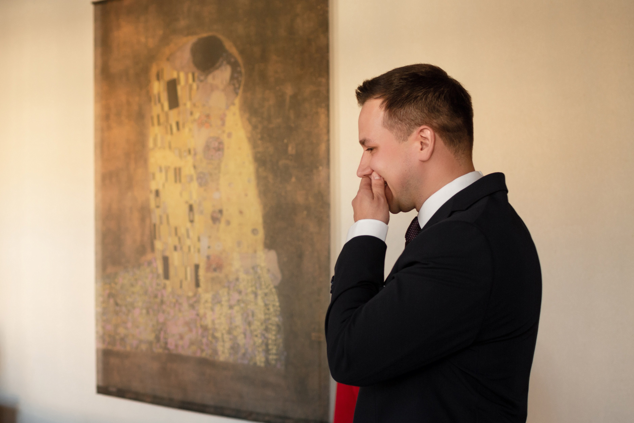 Жених заплакал, когда увидел невесту в свадебном платье.