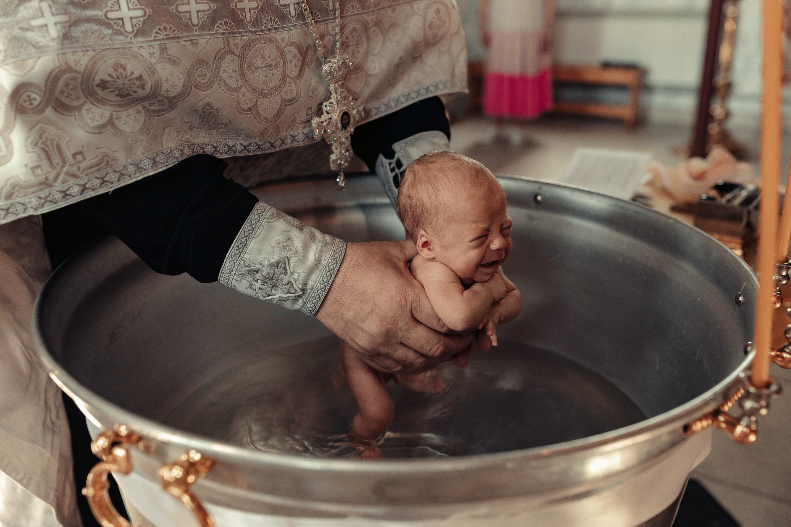 Фото съемка таинства крещения в храме Нижнего Новгорода. Алексей Шаров — свадебный и репортажный фотограф в Нижнем Новгороде