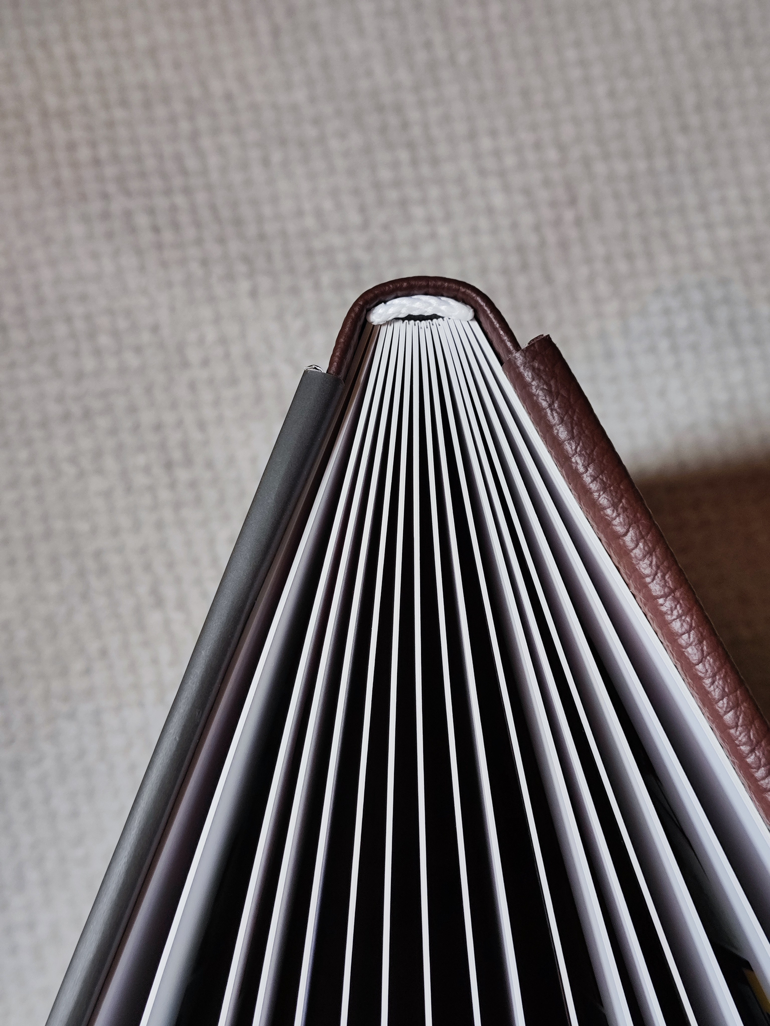 Книга с комбинированной обложкой