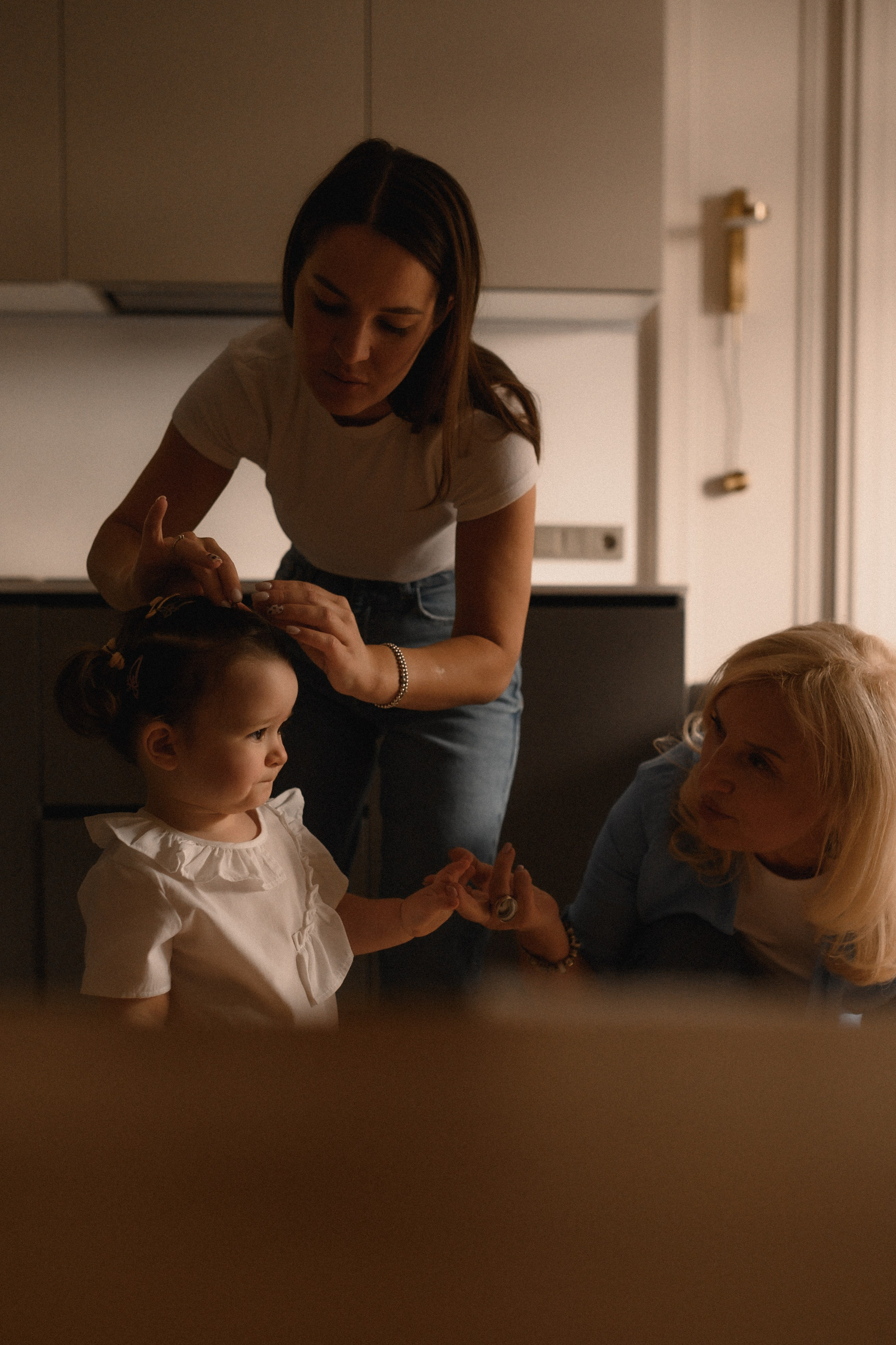 Саша, Таня, Мира и бабушка дома. Семейный и свадебный lifestyle-фотограф в Москве Мария Петрова