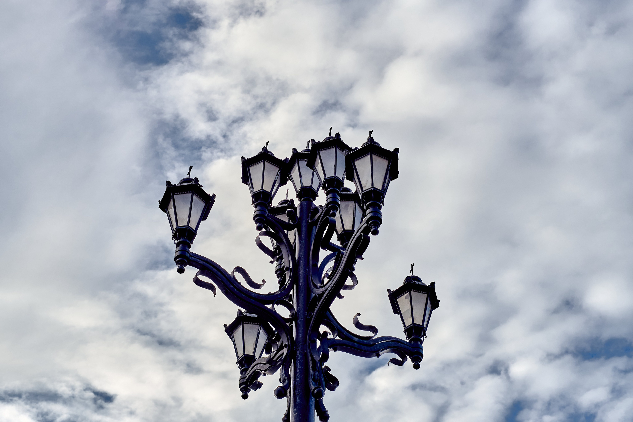 Фонари на фоне неба на площади перед Храмом Христа Спасителя.