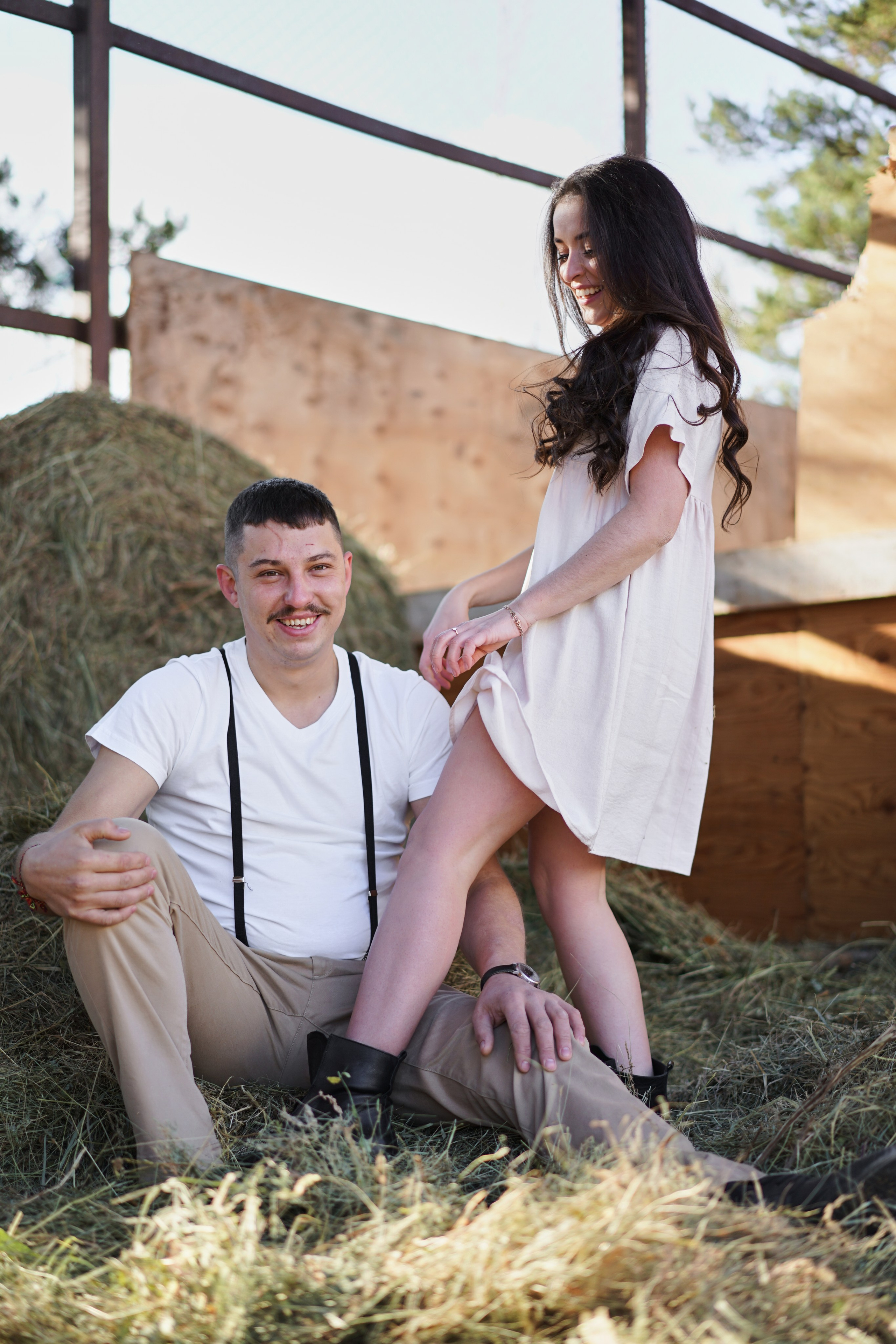 Фотосессия влюбленных в конюшне. Фотограф Екатеринбург Кокшарова Александра