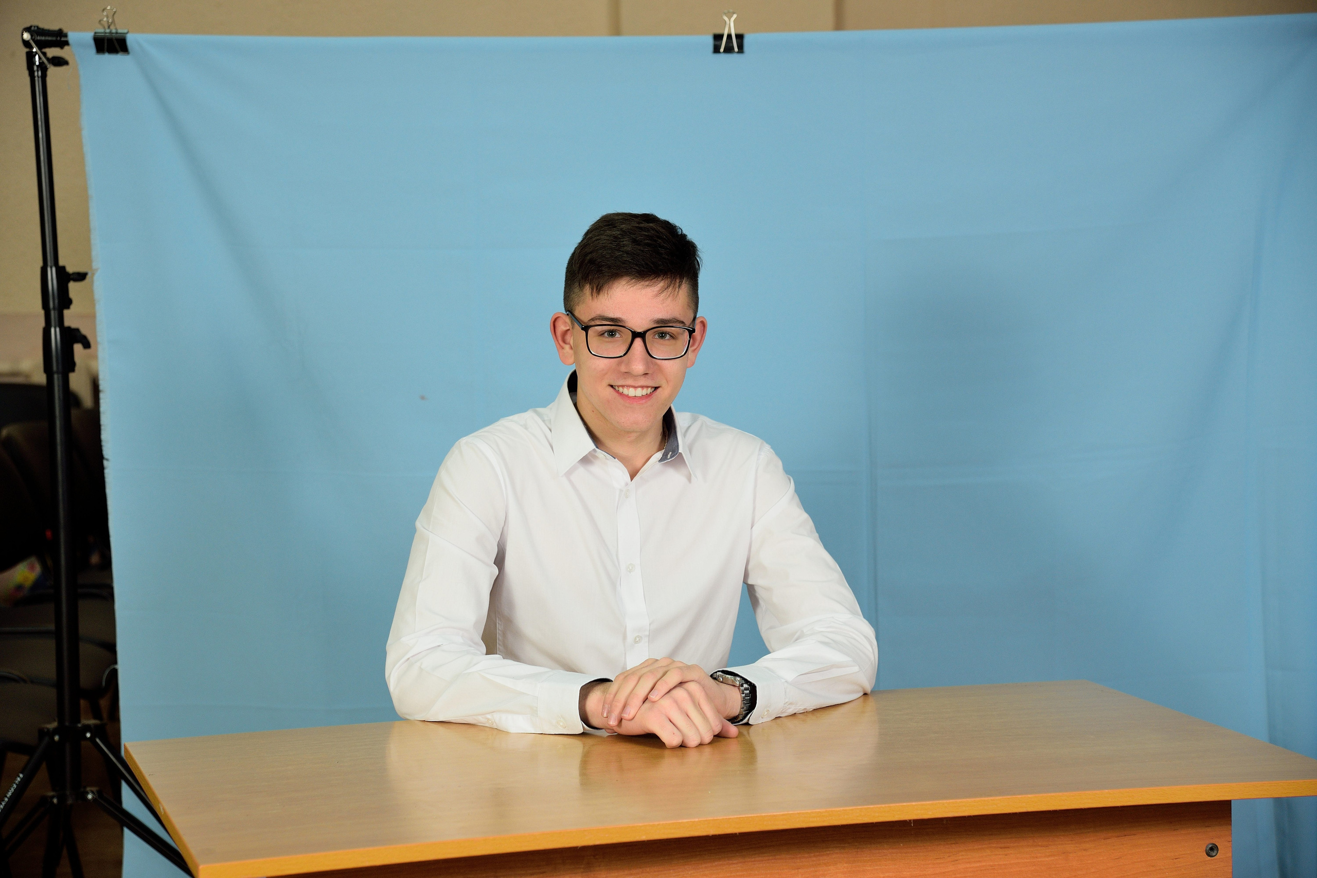 2002 СОШ № 2 класс 9 «А» Полиграфия 4 разворота с доп.реальностью. Выпускные альбомы для школ и детских садов Александр и Динара