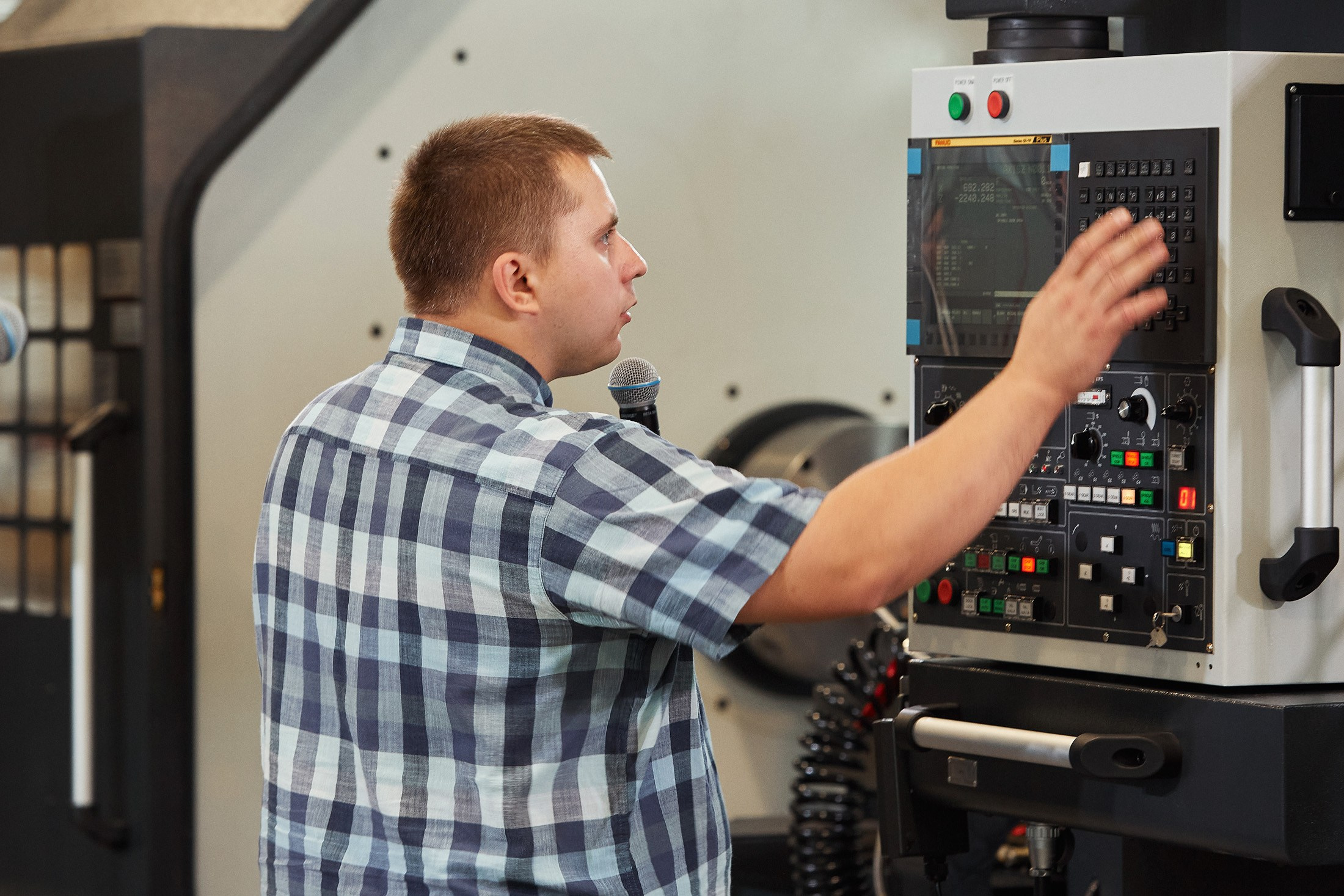 EMG / Международный форум / Презентация нового высокоточного станка. Антон Артюшин, портретный фотограф. Москва