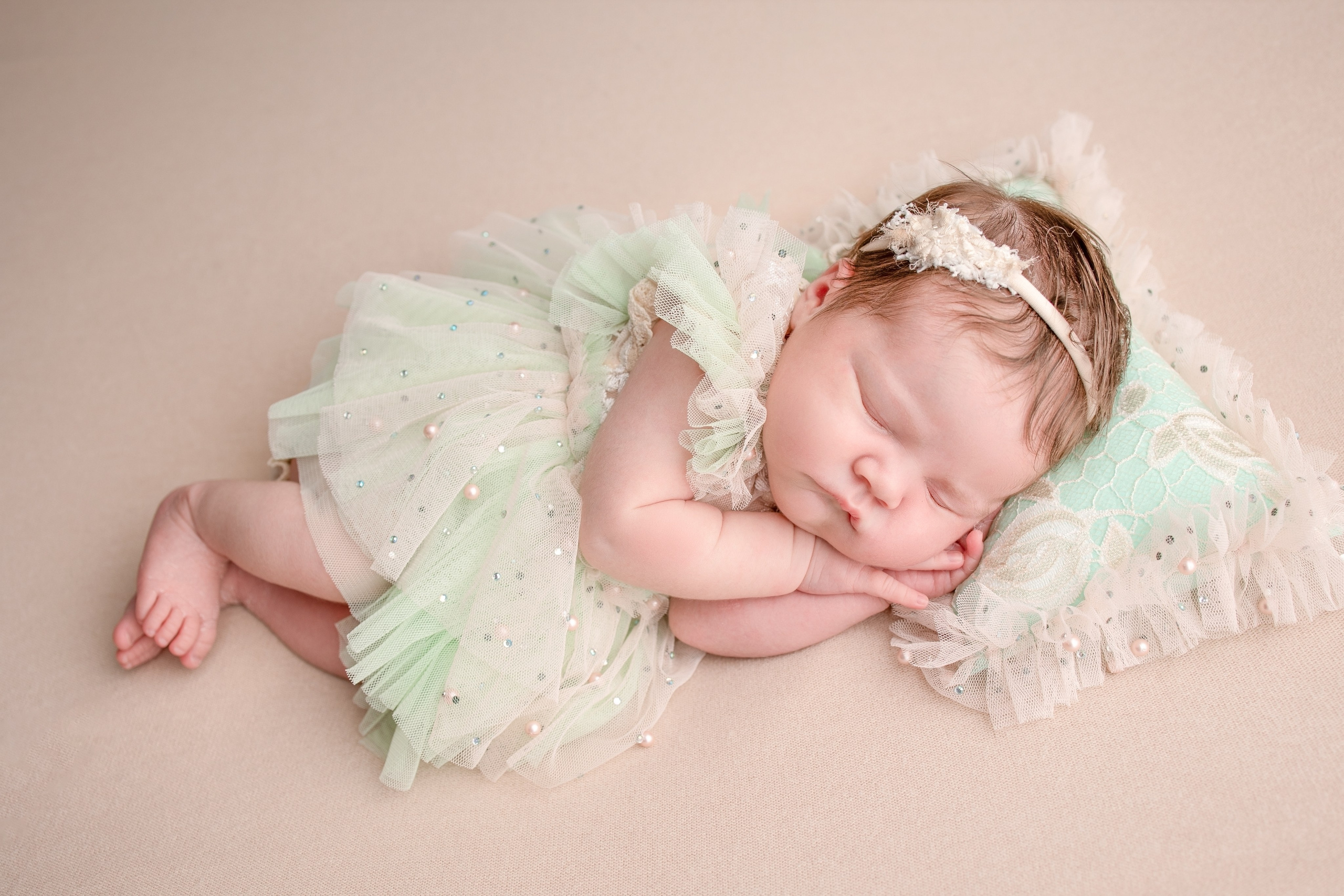 Нежная и милая фотосессия первых дней жизни Вашего ребенка в Минске. Фотограф новорождённых Минск — стоимость newborn фотосессии в Минске