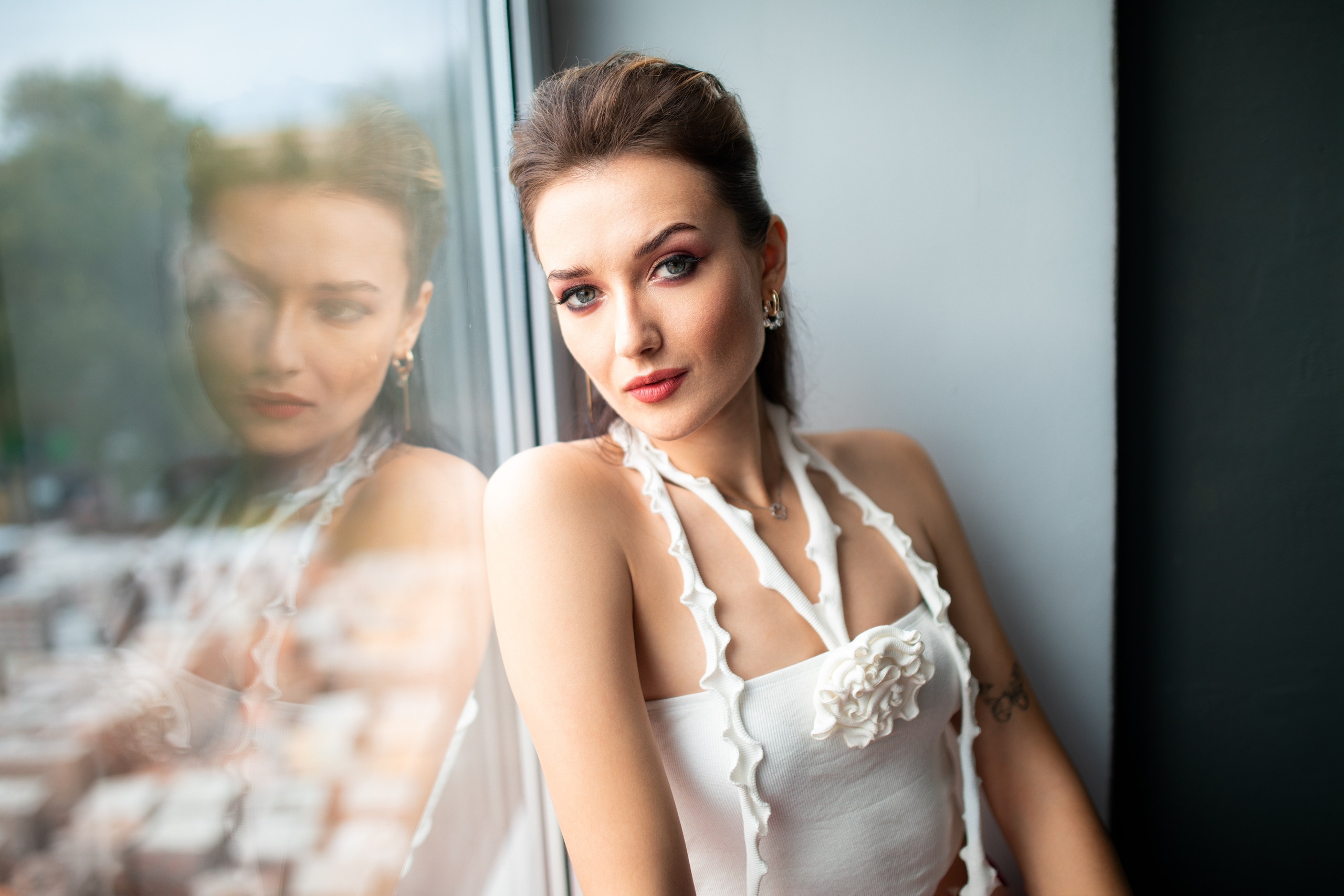 Студийный фотосет с Анастасией в минимальном интерьере в формате для «себя»