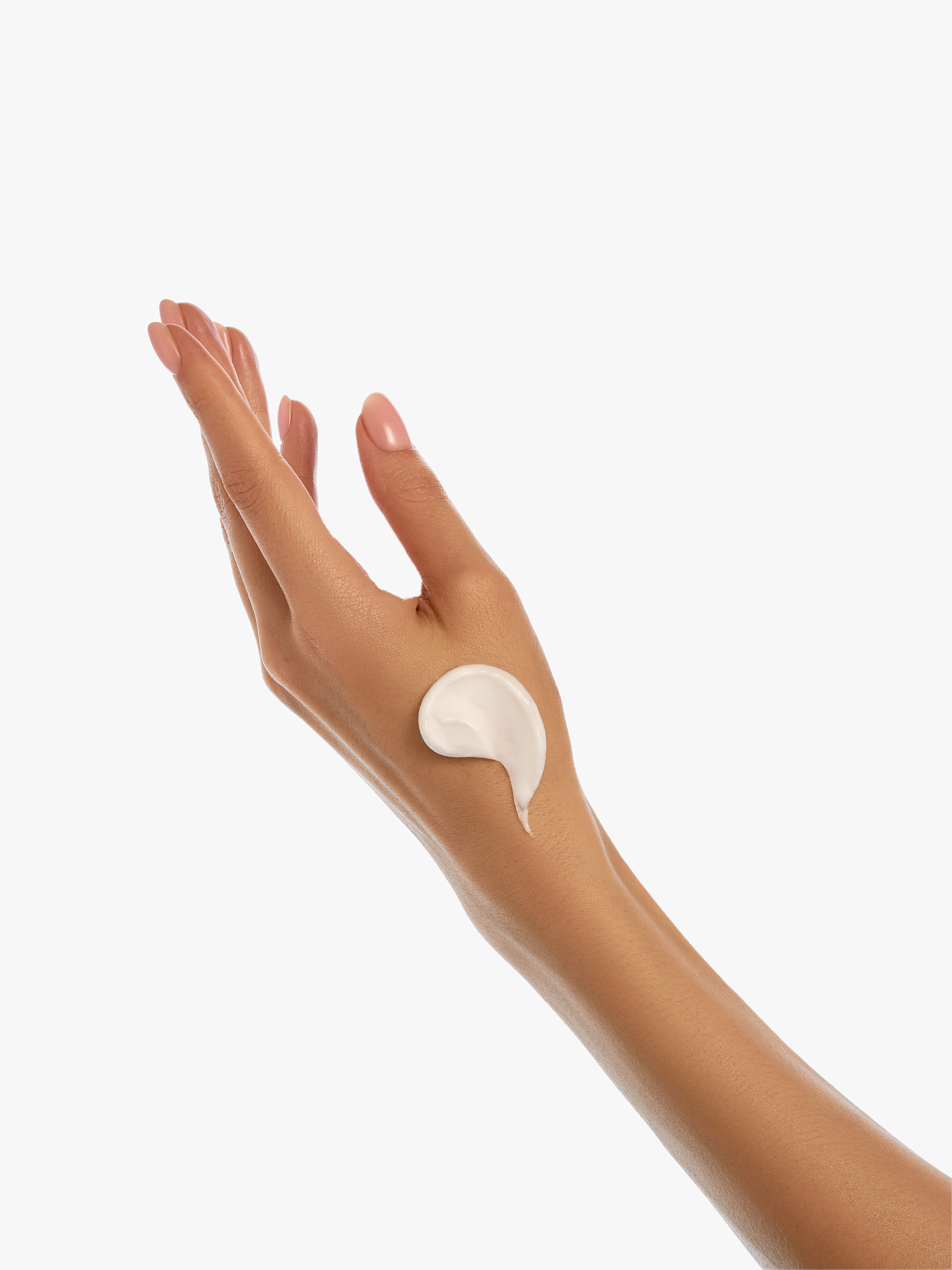 Свотч крема на женской руке на белом фоне