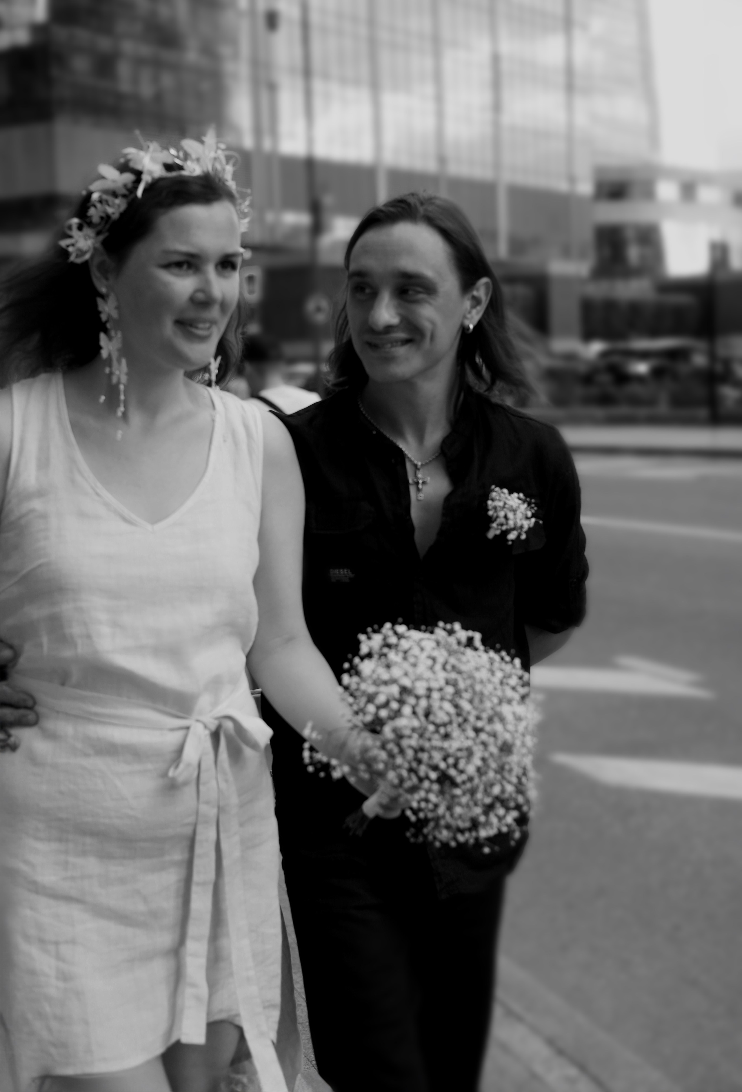 фотосессия с мужем во время свадьбы идут по дороге смеются смотрят друг на друга