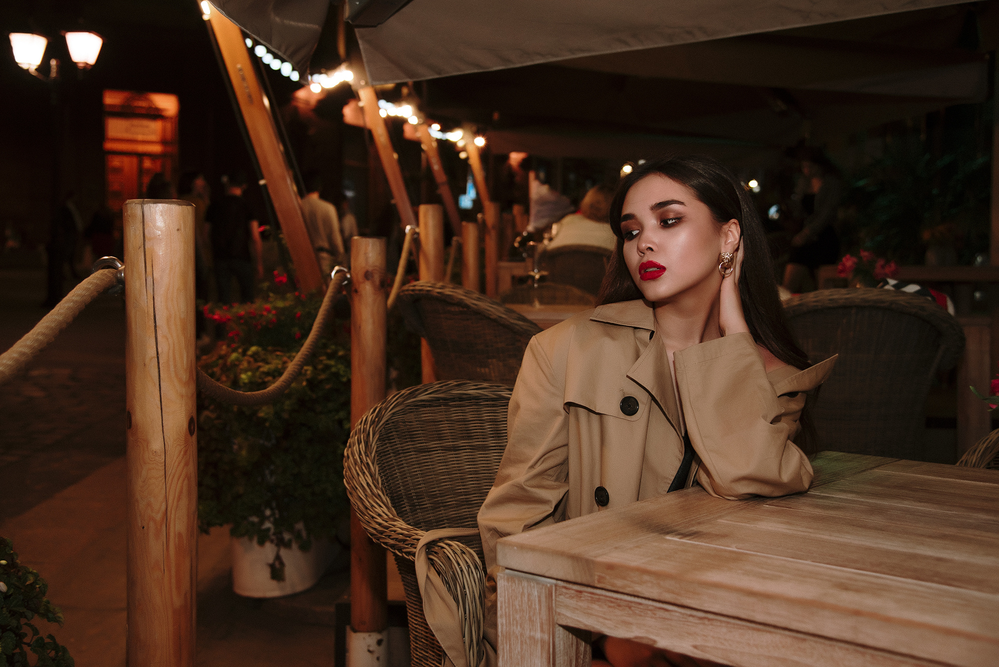 Прекрасная девушка сидит вечером в кафе в центре Москвы.